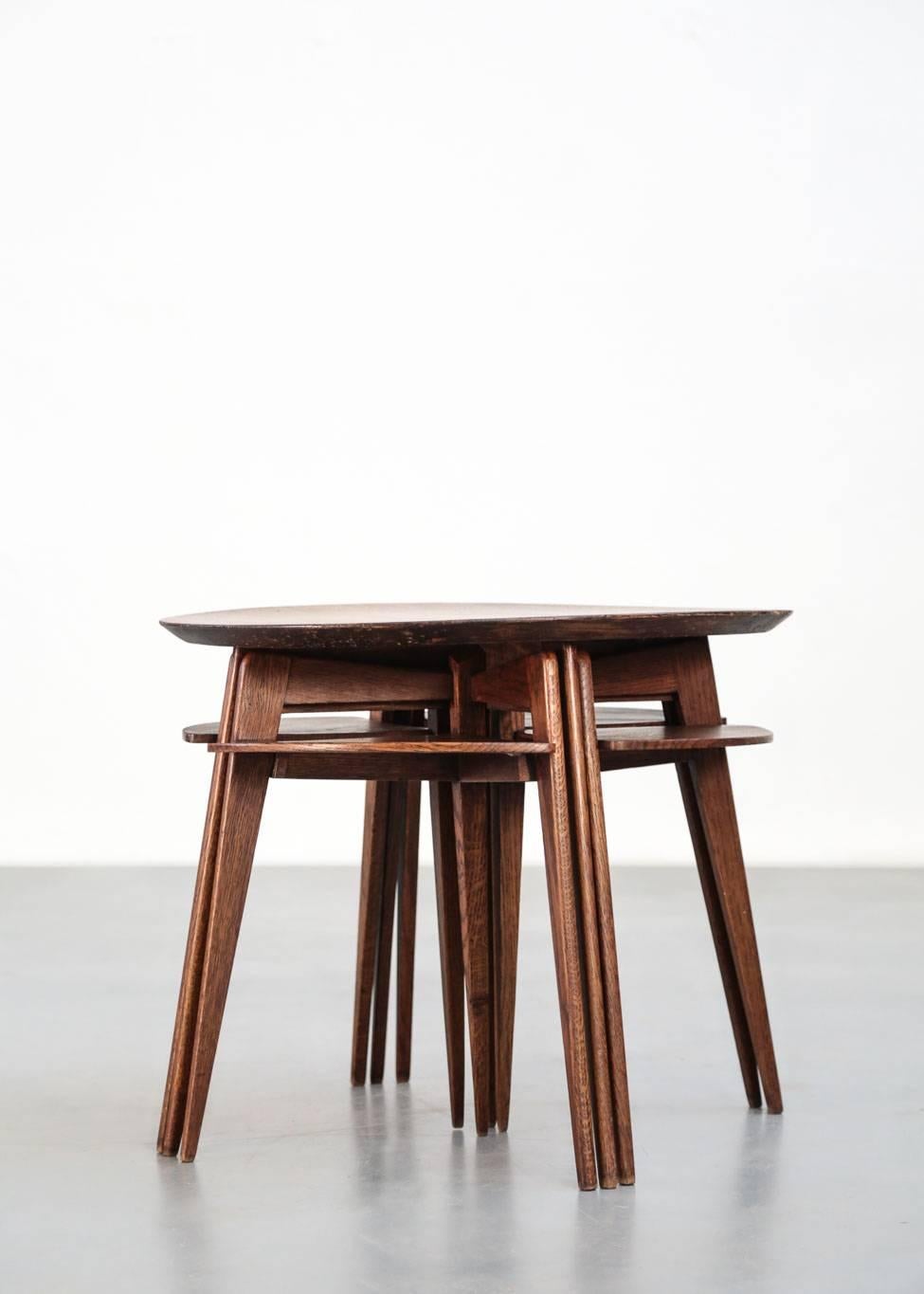 Rare nesting tables made of oak with four tripods Gigognes
One restoration in one small board.
   