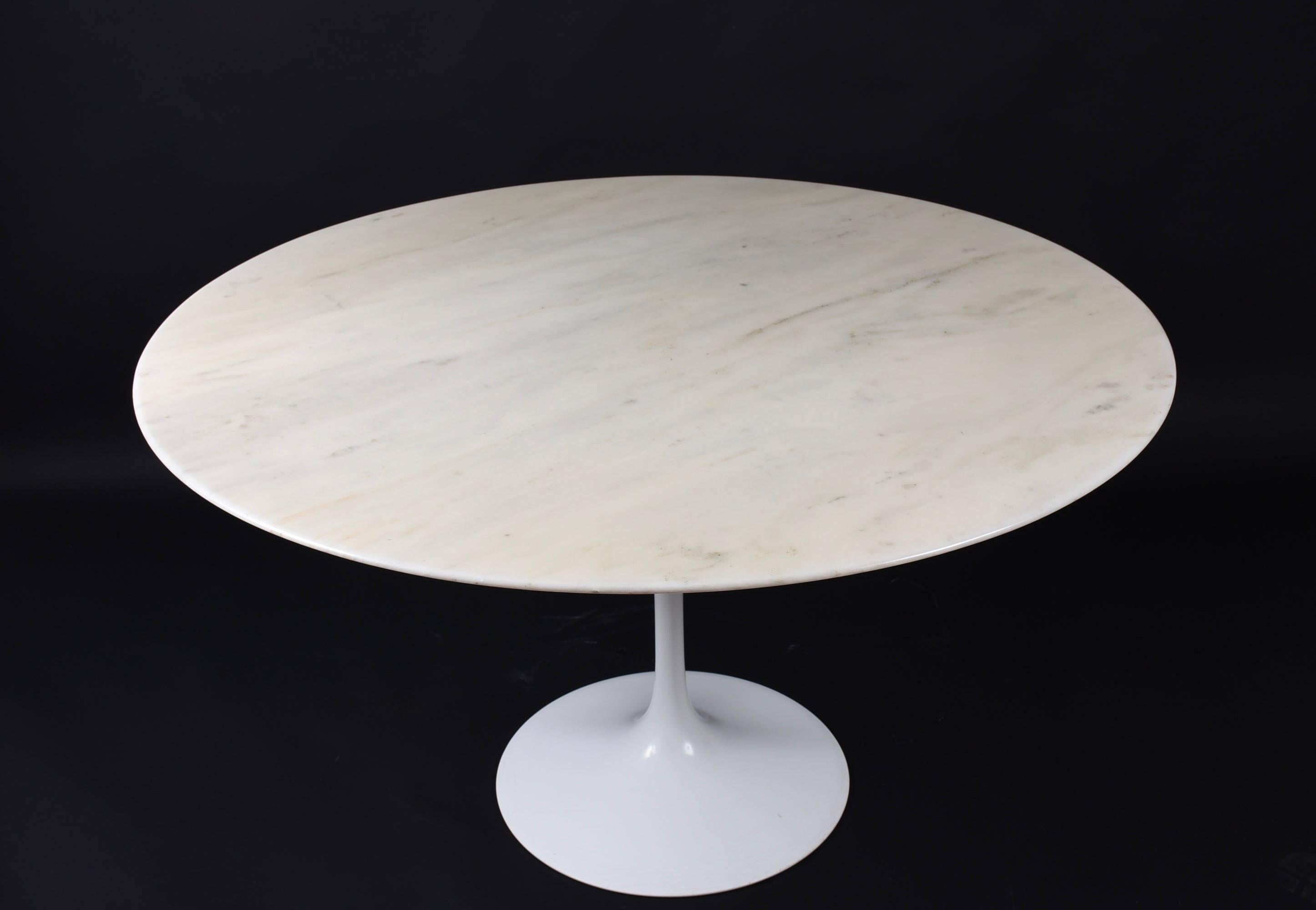 Lacquered Eero Saarinen Tulip Carrara Marble Dinning Table by Knoll International 172-173