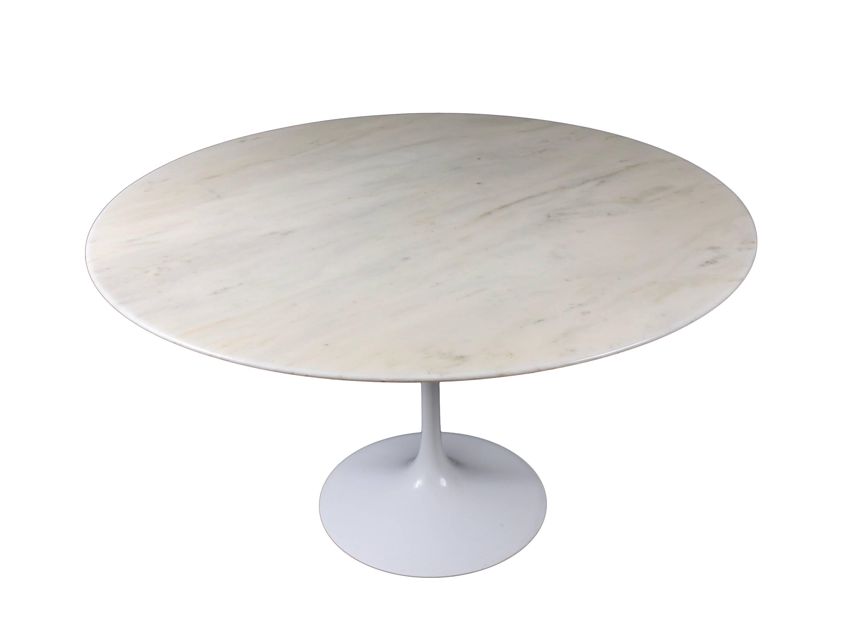 Mid-Century Modern Eero Saarinen Tulip Carrara Marble Dinning Table by Knoll International 172-173