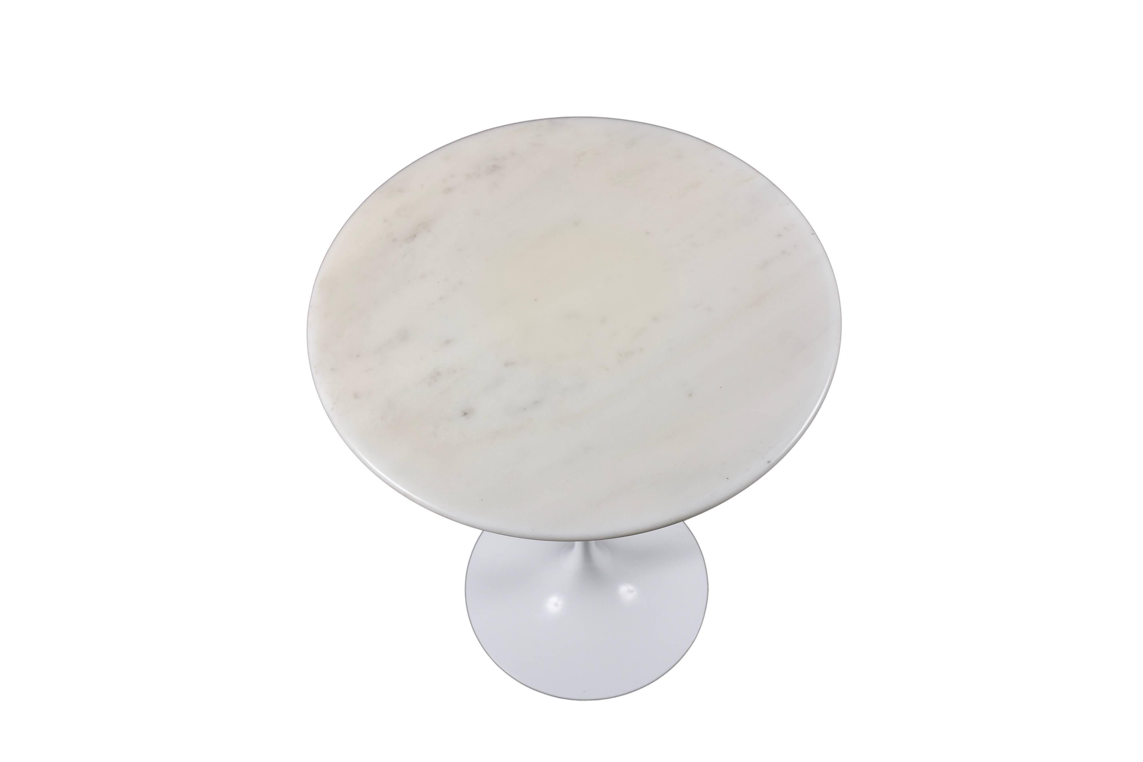 Knoll Eero Saarinen White Tulip Carrara Marble Side Table, Mid-Century Modern In Excellent Condition In Roma, IT
