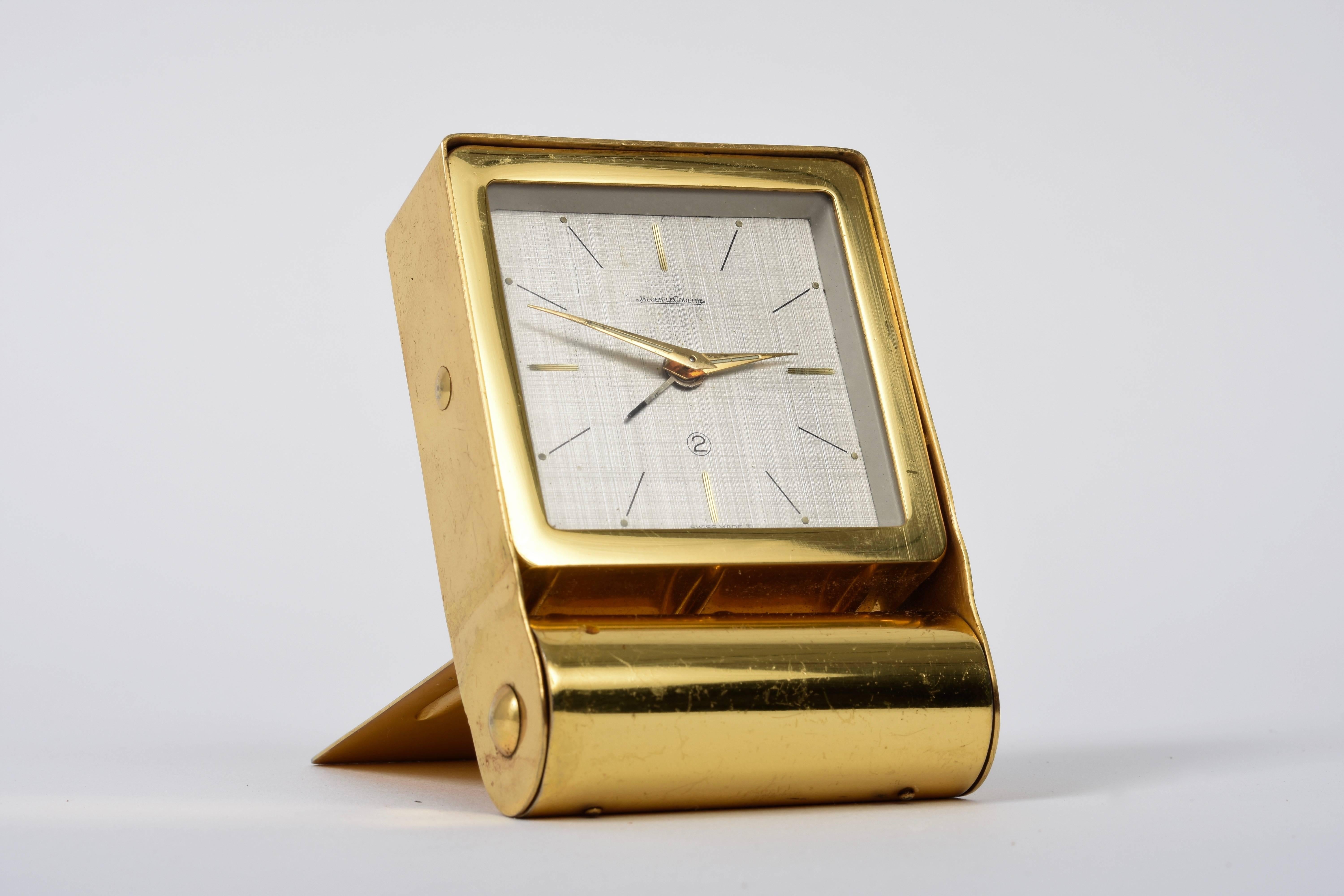 A beautiful clock to carry everywhere. Travel alarm clock Jaeger Le Coultre, Retractable, gold-plated metal
Perfectly working. Mechanical manual movement
Swiss manufacturing.