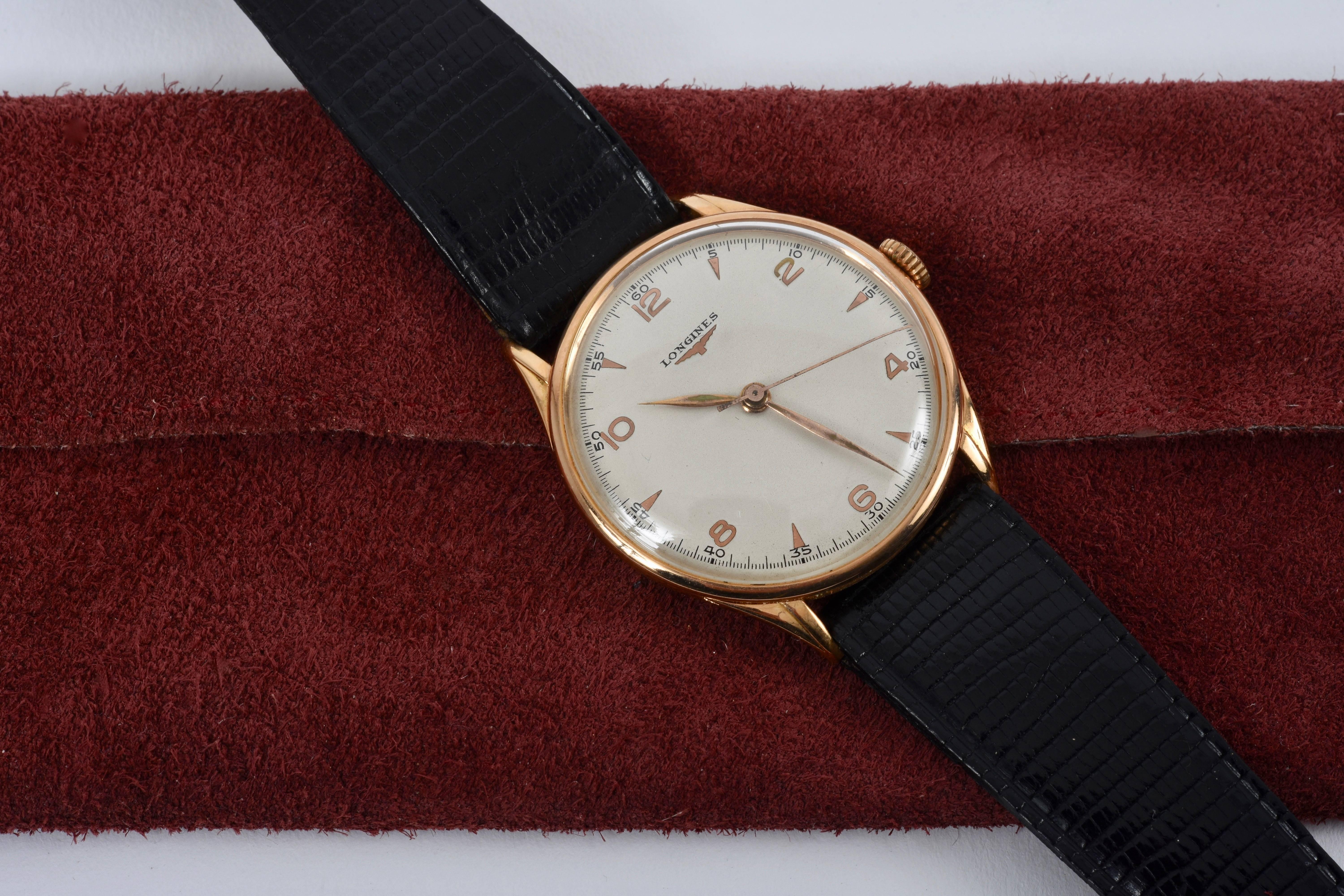 Fascinating and Classic longines watch in rose gold dating from 1954 and in both aesthetic and excellent mechanical conditions.
Mechanical manual movement, cal. Longines in excellent aesthetic and driving conditions. It keeps the time with