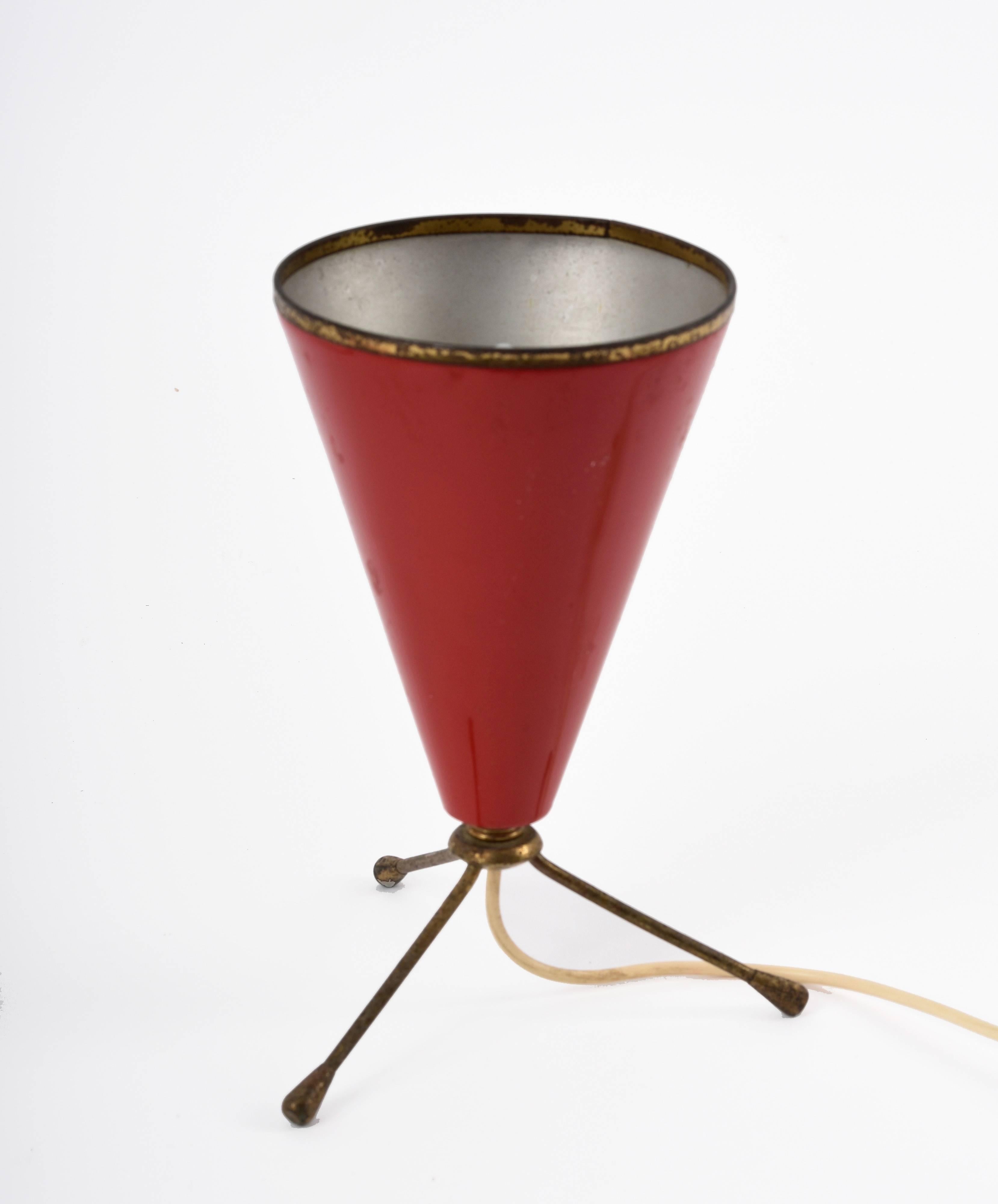 Mid-Century Modern Conical Table Lamp in Red Lacquered Metal and Brass, 1950s Italian Tripode
