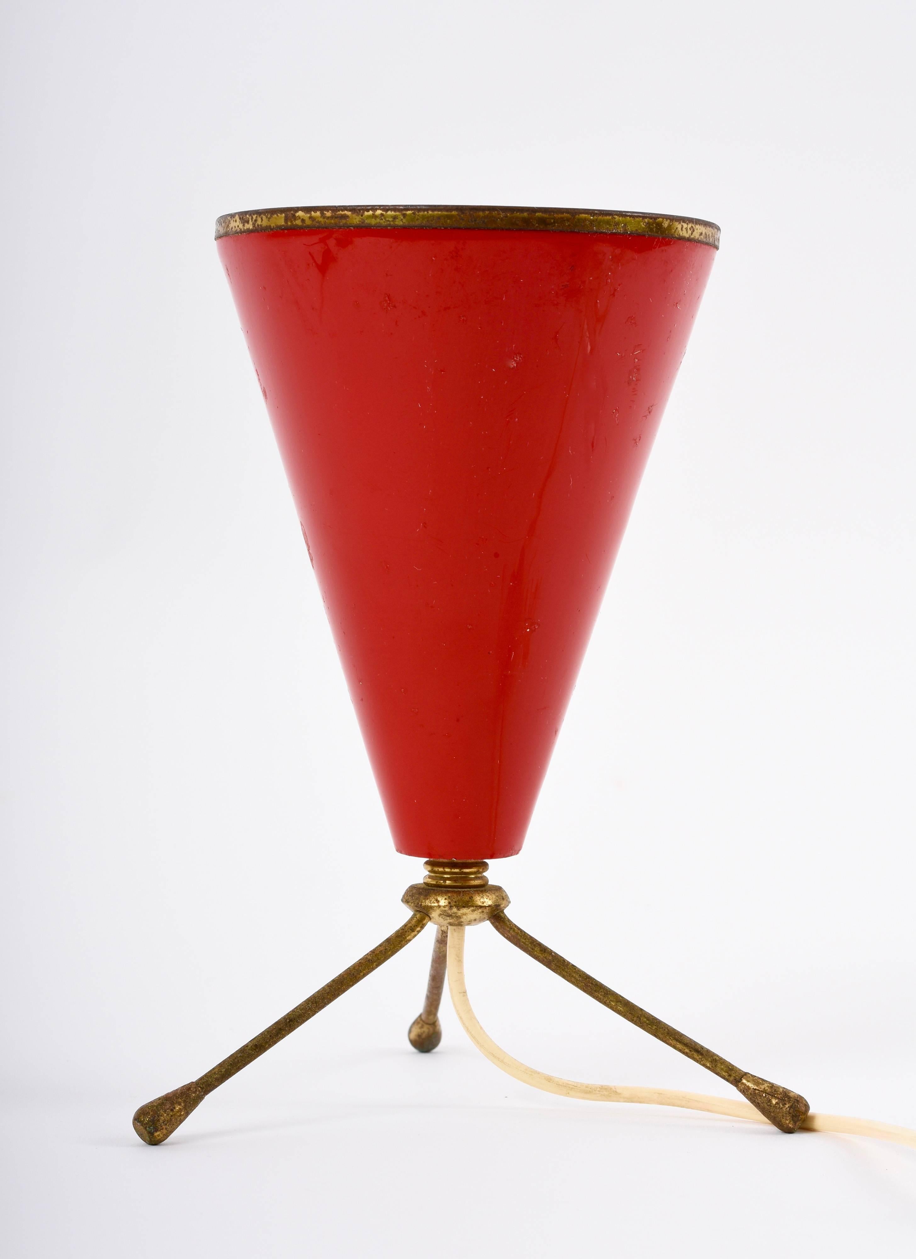 Conical Table Lamp in Red Lacquered Metal and Brass, 1950s Italian Tripode In Good Condition In Roma, IT