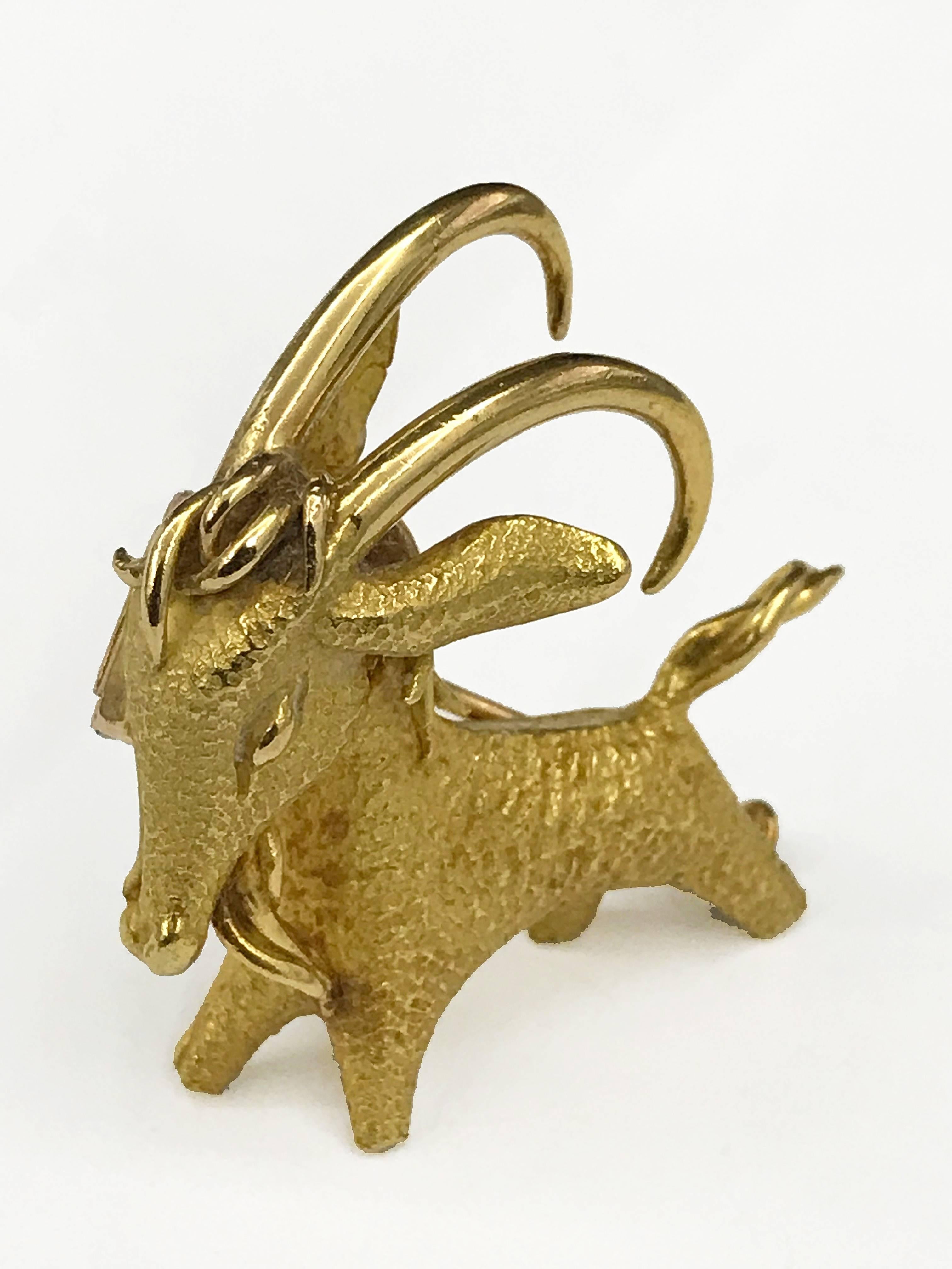 Beautiful little brooch in the shape of a ram, in 18-carat yellow gold with a double pin holder, signed "BVLGARI". Diameter of 3.5 cm ", 17,2  grams of total weight.