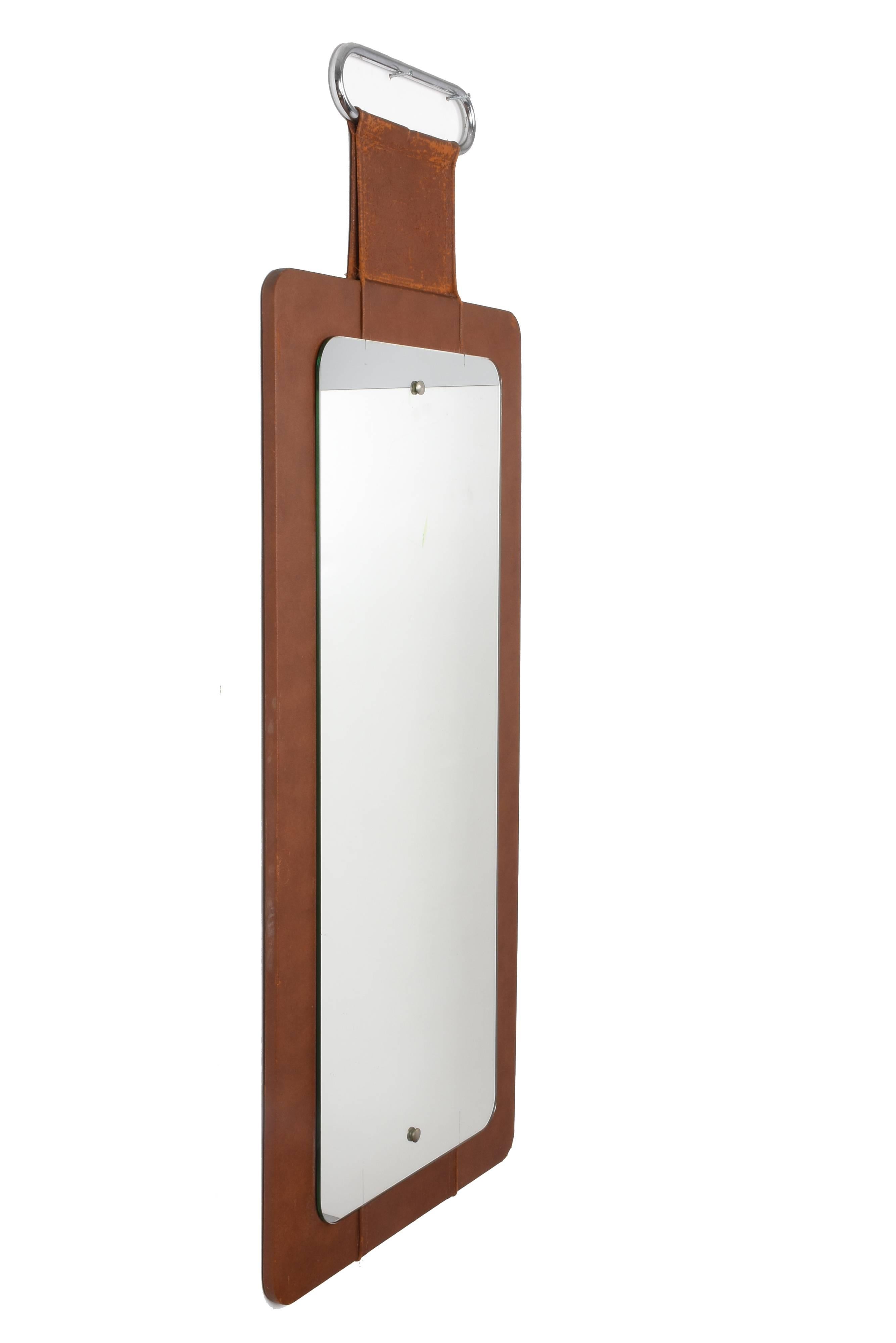 Wall mirror, leather and wood. 1960s Adnet style
Measures: 106 x 50 total 131 cm.