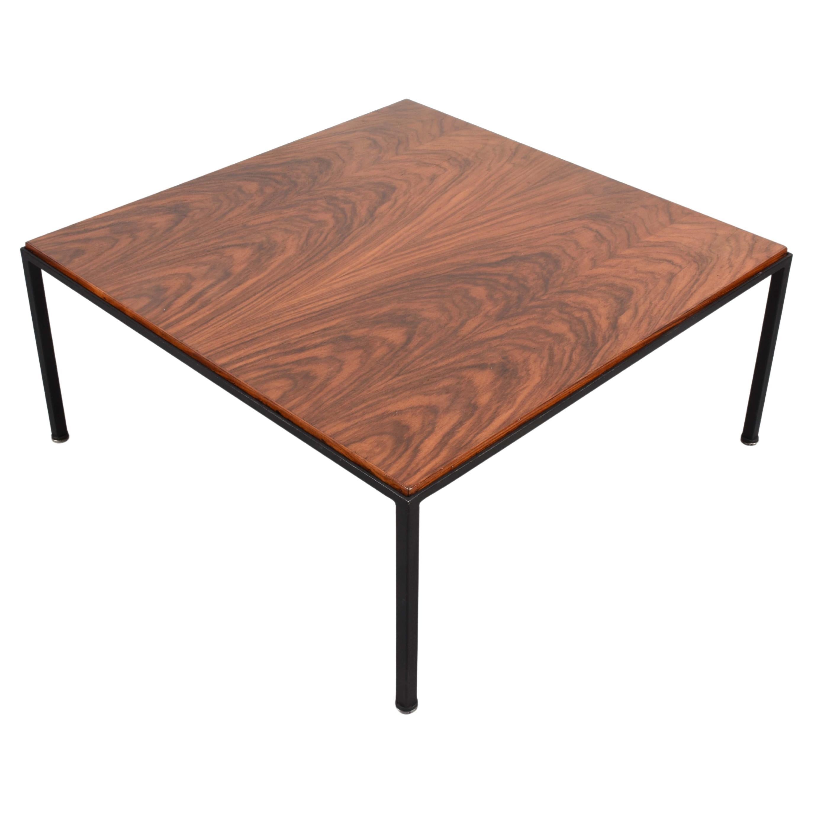 Erstaunlicher quadratischer Kaffeeplatz aus Holz und Eisen aus der Jahrhundertmitte. Dieses wunderbare Stück wurde in den 1960er Jahren in Italien entworfen.

Dieses fantastische Stück ist professionell restauriert, es ist einzigartig, da es eine