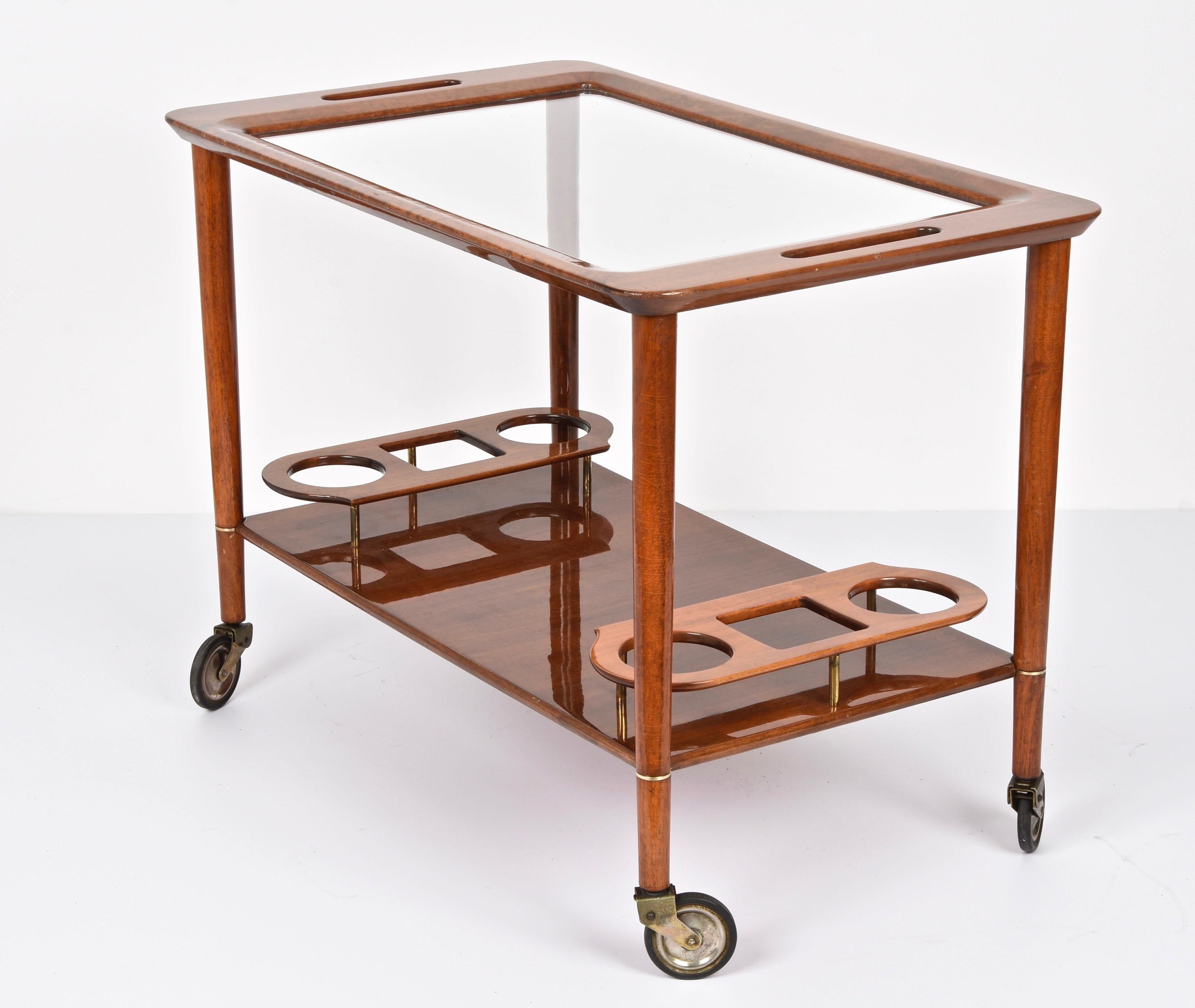 Fantastic mid-century white walnut wood (Junglans Regia) bar trolley with bottle holder. This extraordinary piece is attributed to Cesare Lacca and was designed in Italy in the 1950s.

This wonderful piece is equipped with two ergonomic bottle
