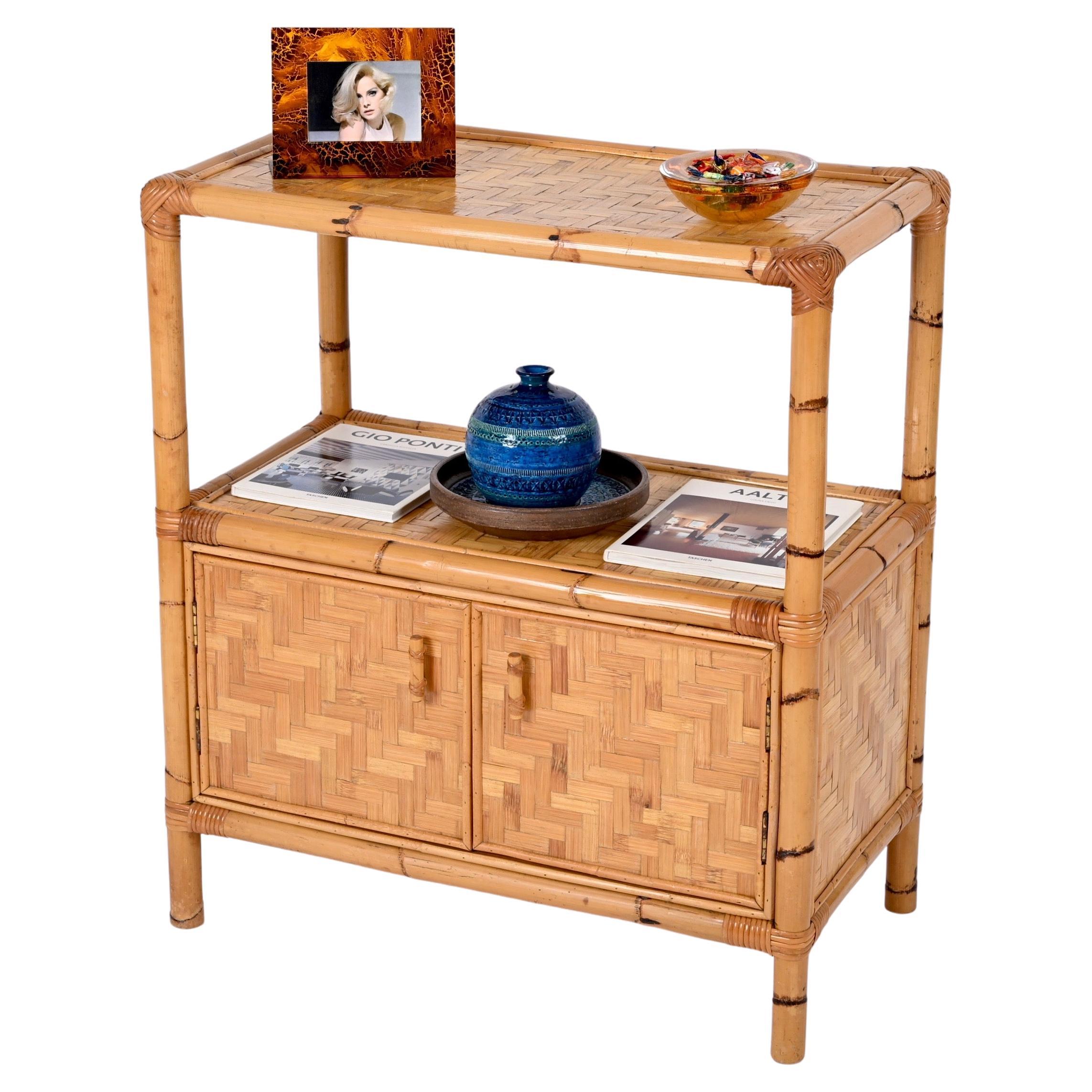 Credenza con armario de mediados de siglo en ratán tejido y bambú, Italia, años 70