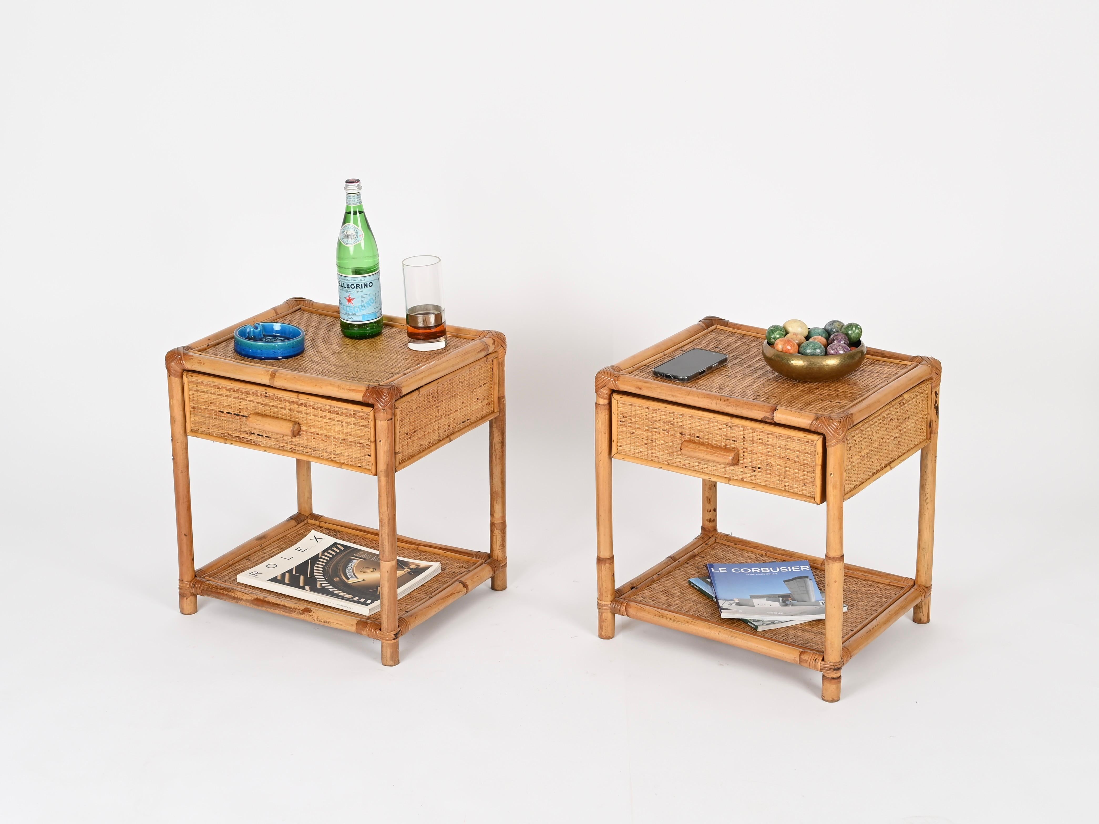 Délicieuse paire de tables de nuit du milieu du siècle en bambou, rotin et osier tressé à la main. Ces charmantes tables de chevet organiques ont été conçues en Italie dans les années 1970.

Ces superbes tables de nuit de style French Riviera sont