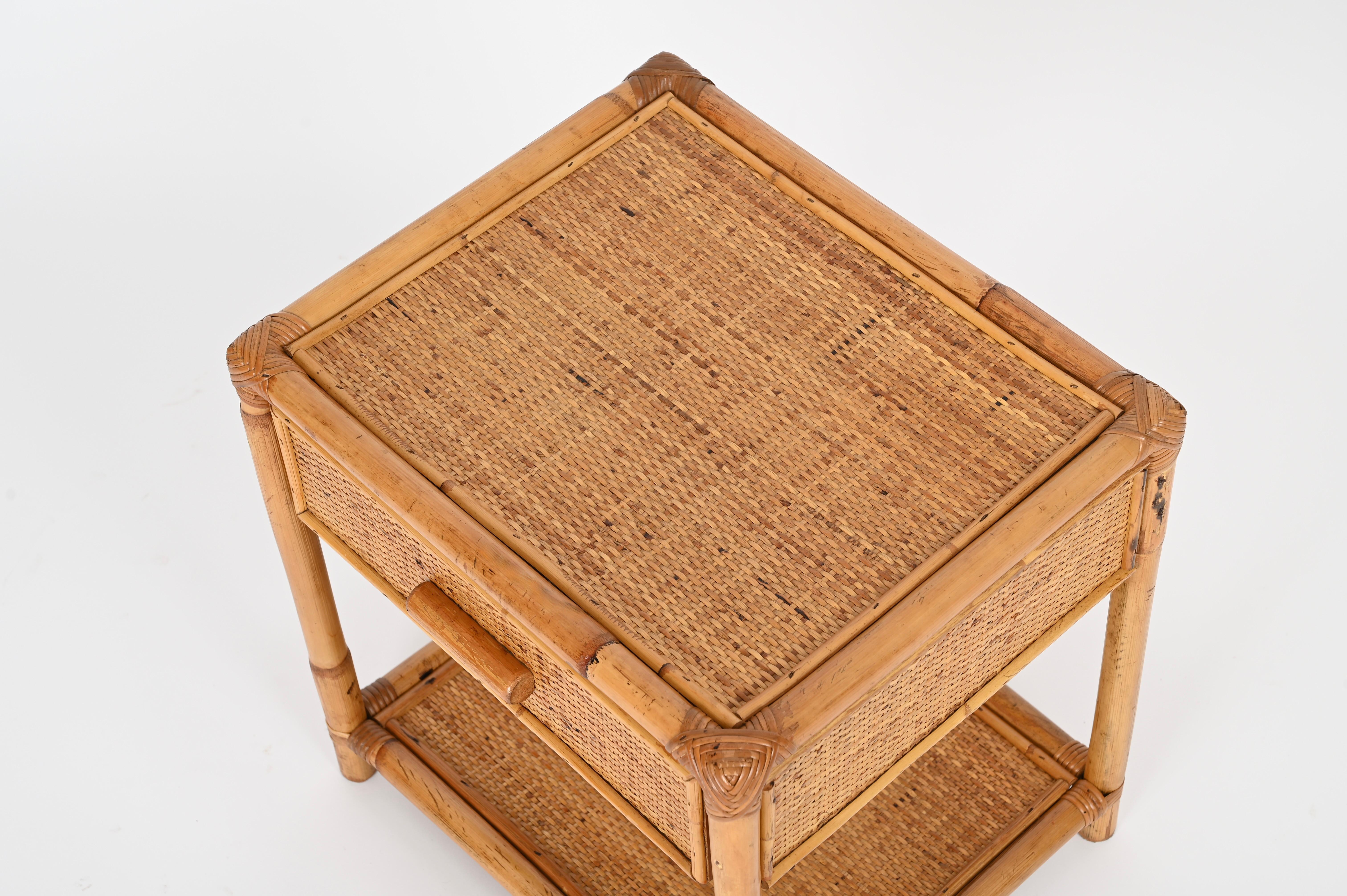 Fait main Paire de tables de nuit Côte d'Azur en bambou et rotin tressé, Italie, années 1970 en vente