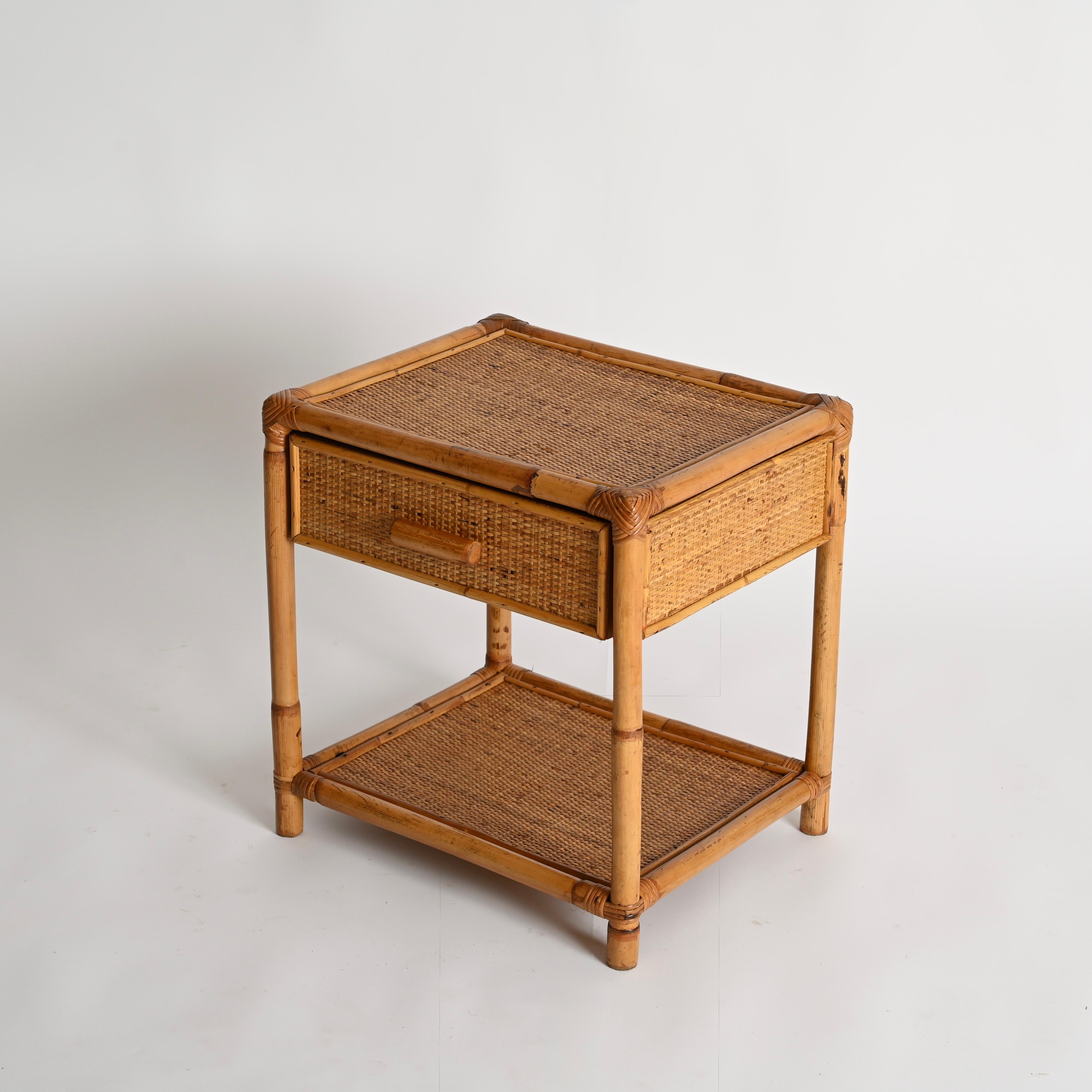 Bambou Paire de tables de nuit Côte d'Azur en bambou et rotin tressé, Italie, années 1970 en vente
