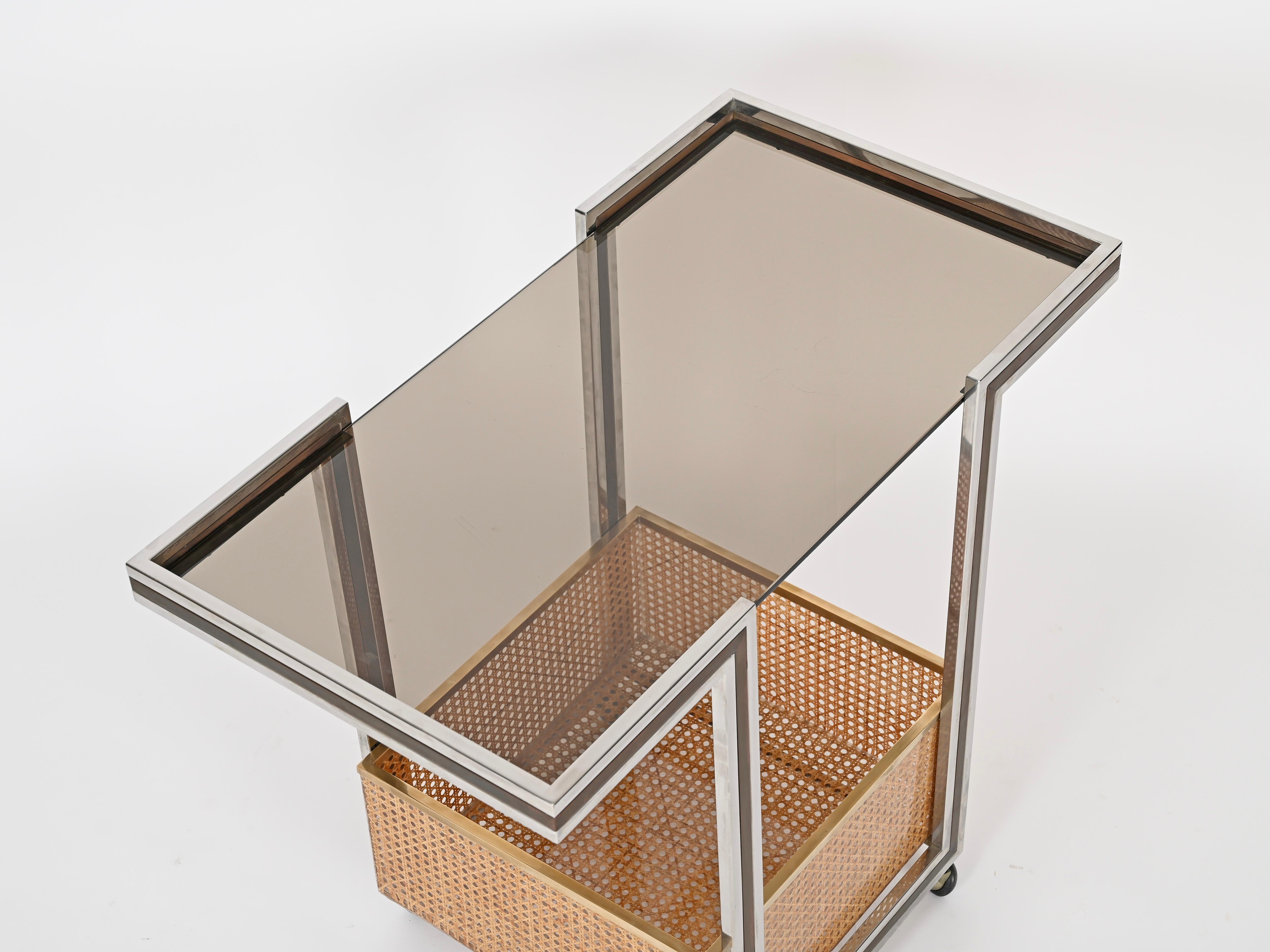 Late 20th Century Willy Rizzo Serving Bar Cart in Chrome, Brass, Lucite and Straw, Italy 1970s For Sale