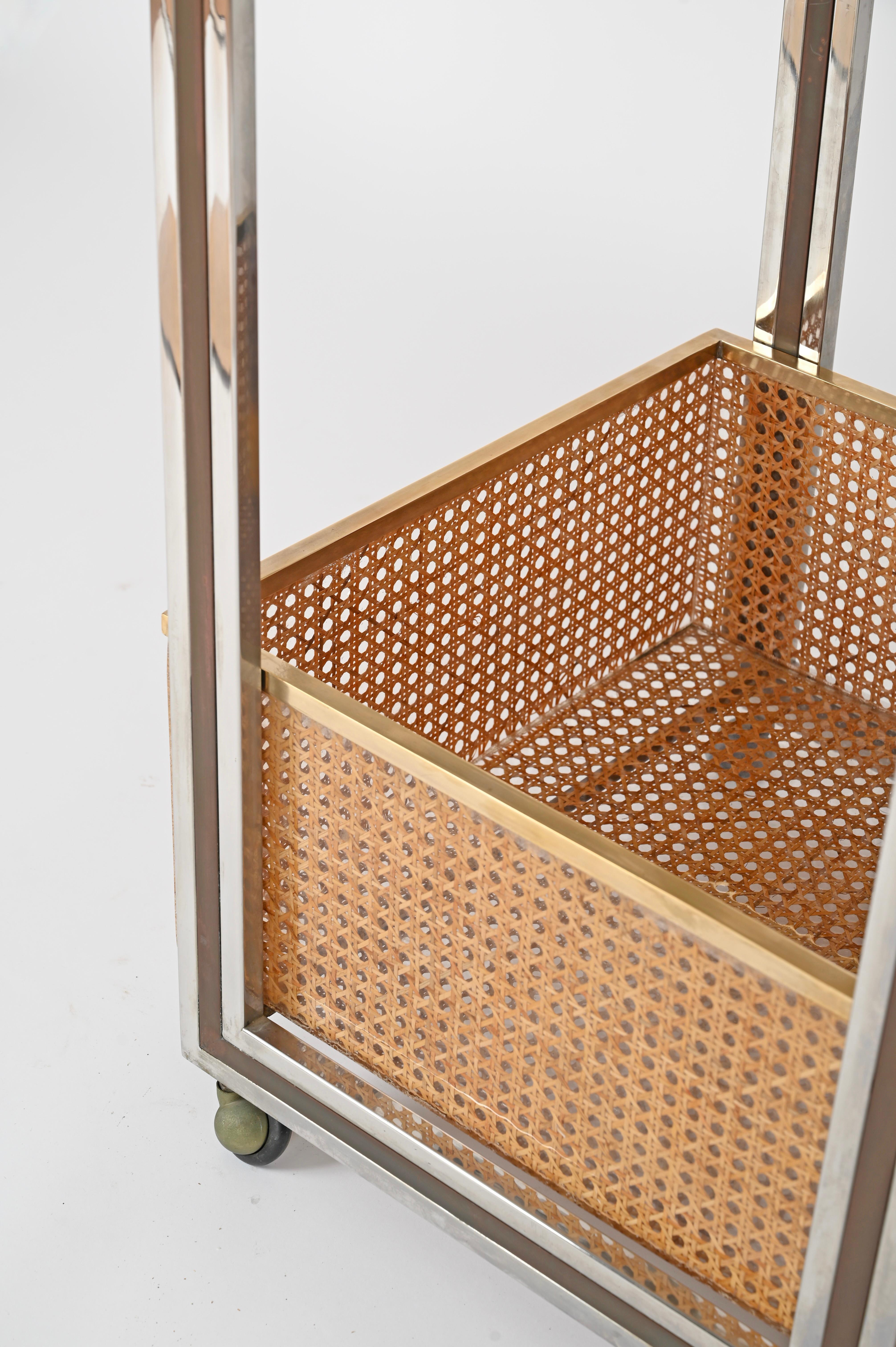 Mid-Century Modern Willy Rizzo Serving Bar Cart in Chrome, Brass, Lucite and Straw, Italy 1970s For Sale