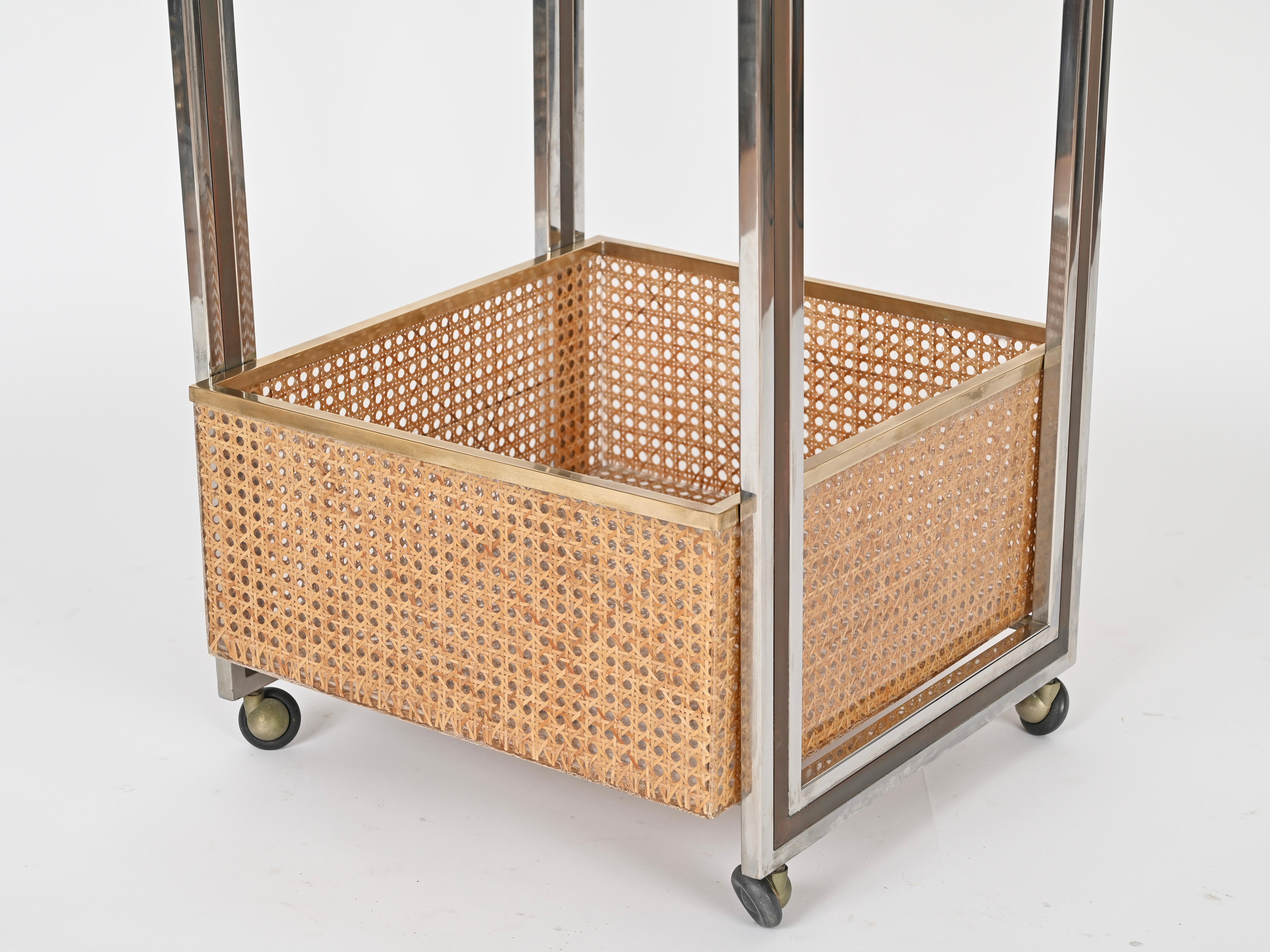 Italian Willy Rizzo Serving Bar Cart in Chrome, Brass, Lucite and Straw, Italy 1970s For Sale