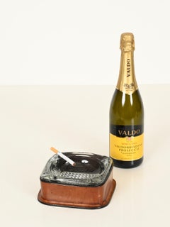 Cendrier français en cuir et cristal taillé de Jacques Adnet, années 1960