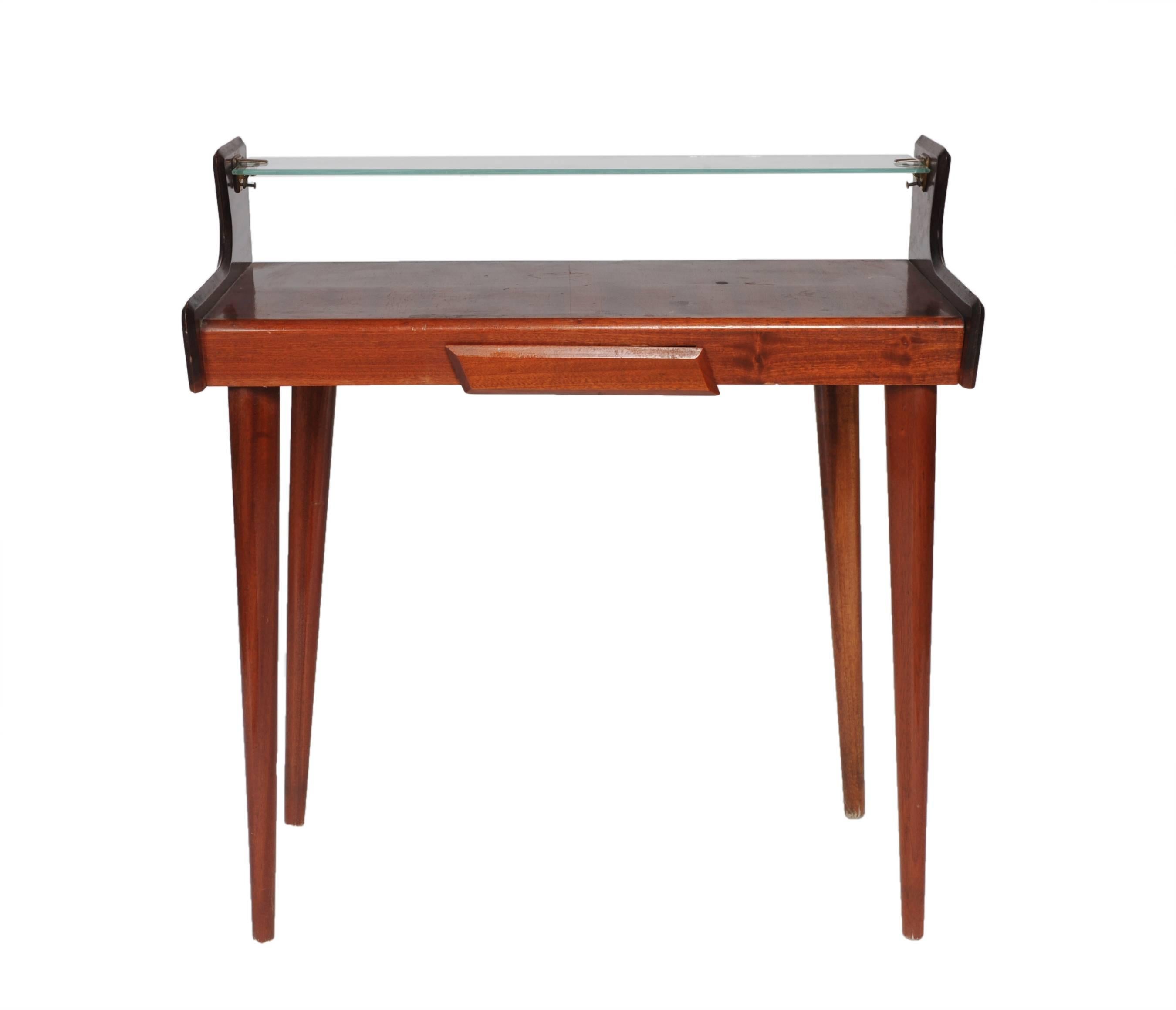 A splendid example of linear style typical of Italian design in the 1950s and 1960s.
Mahogany console in excellent condition, suitable for any environment; essential and elegant in its simplicity.
We can restore and polish this console with a modest