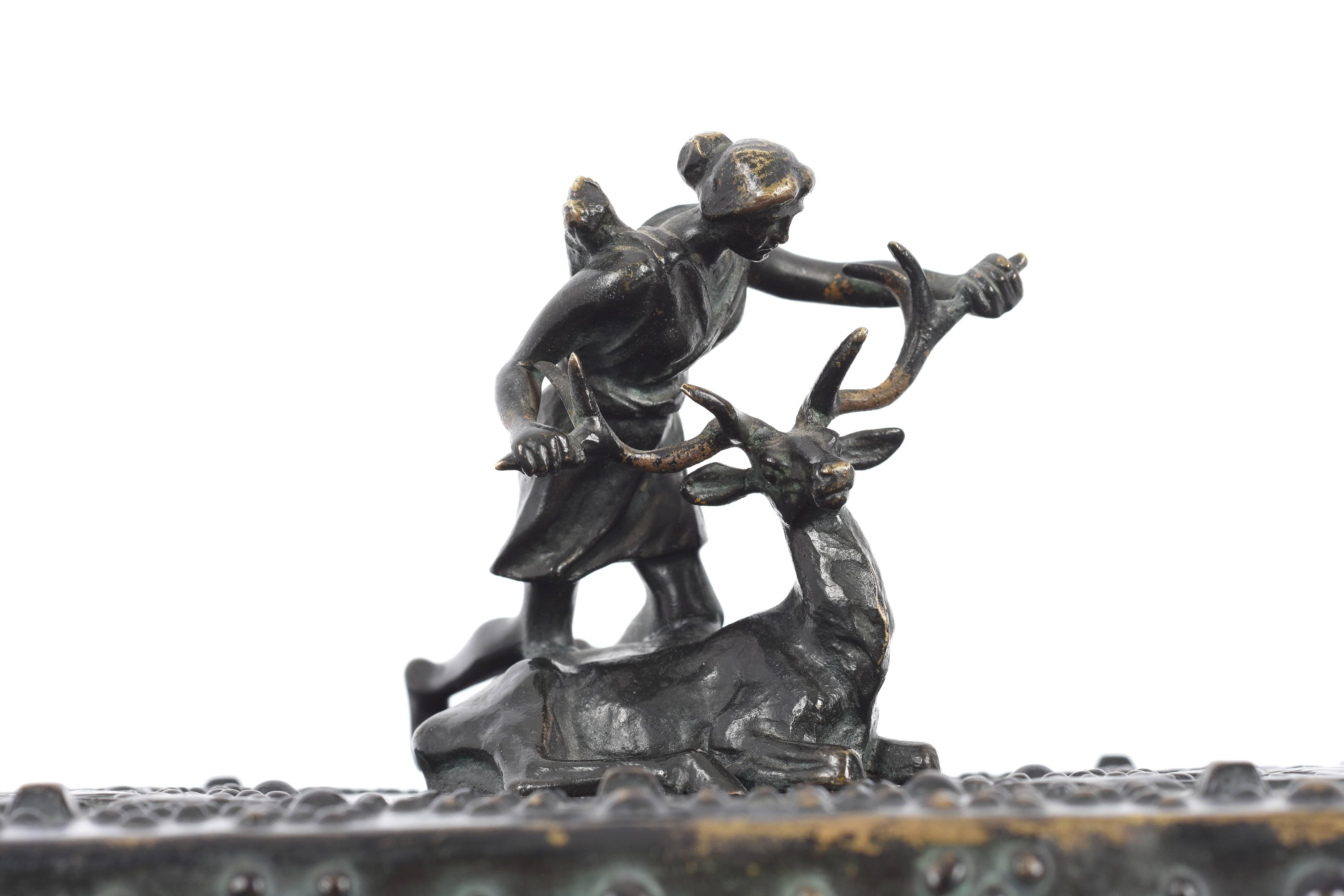 Bronze case inside pear wood from the early 1900s, signed Friedrich Gornik, Austria, 1877-1943
Sculpture depicting Diana Goddess of hunting with the deer. Hunting scenes. The handles are two squirrels.
Dimensions: 32 x 19 cm, maximum height 21 cm,
