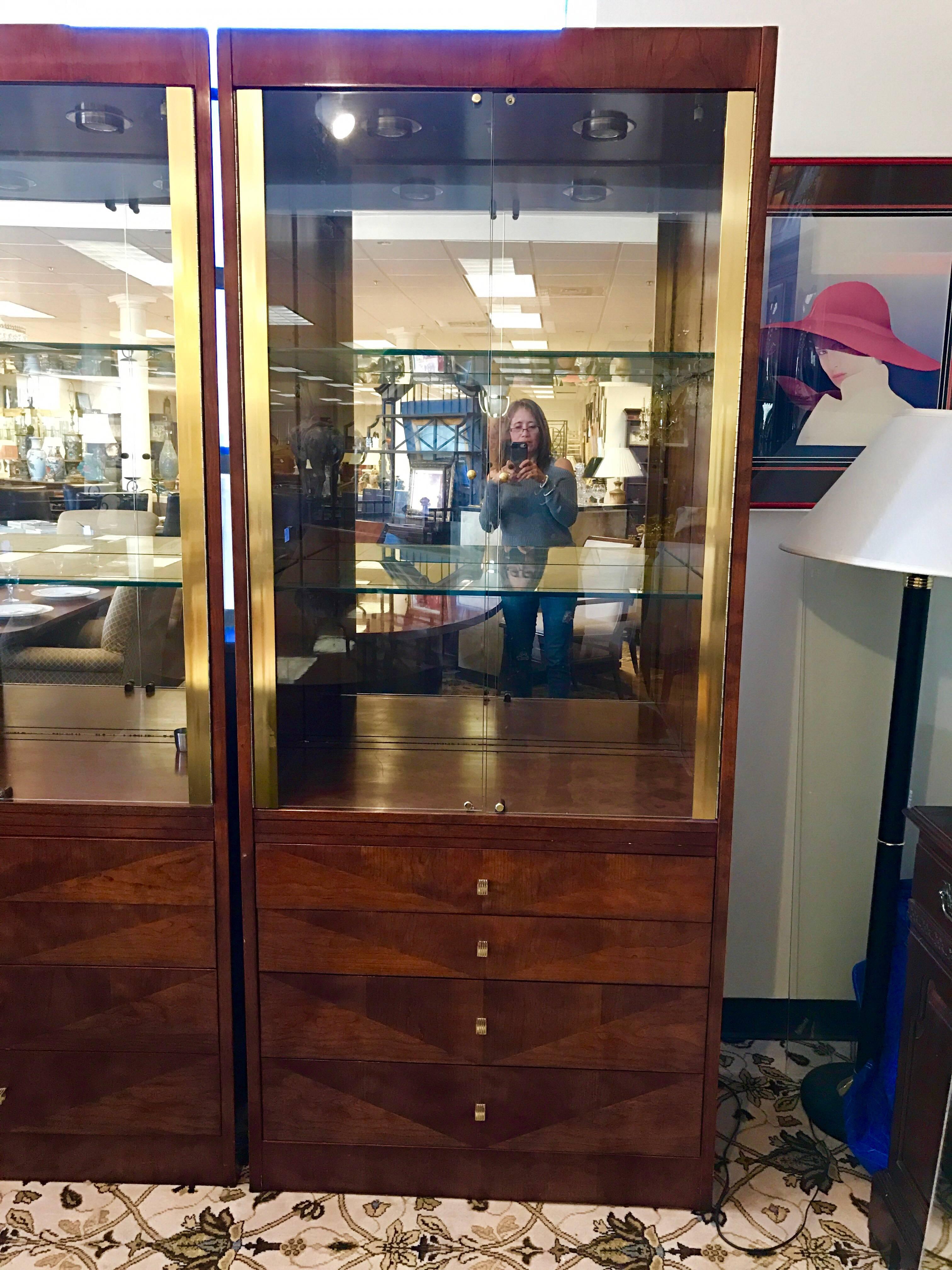 Pair of Henredon Display Cabinets Vitrines In Excellent Condition In West Hartford, CT