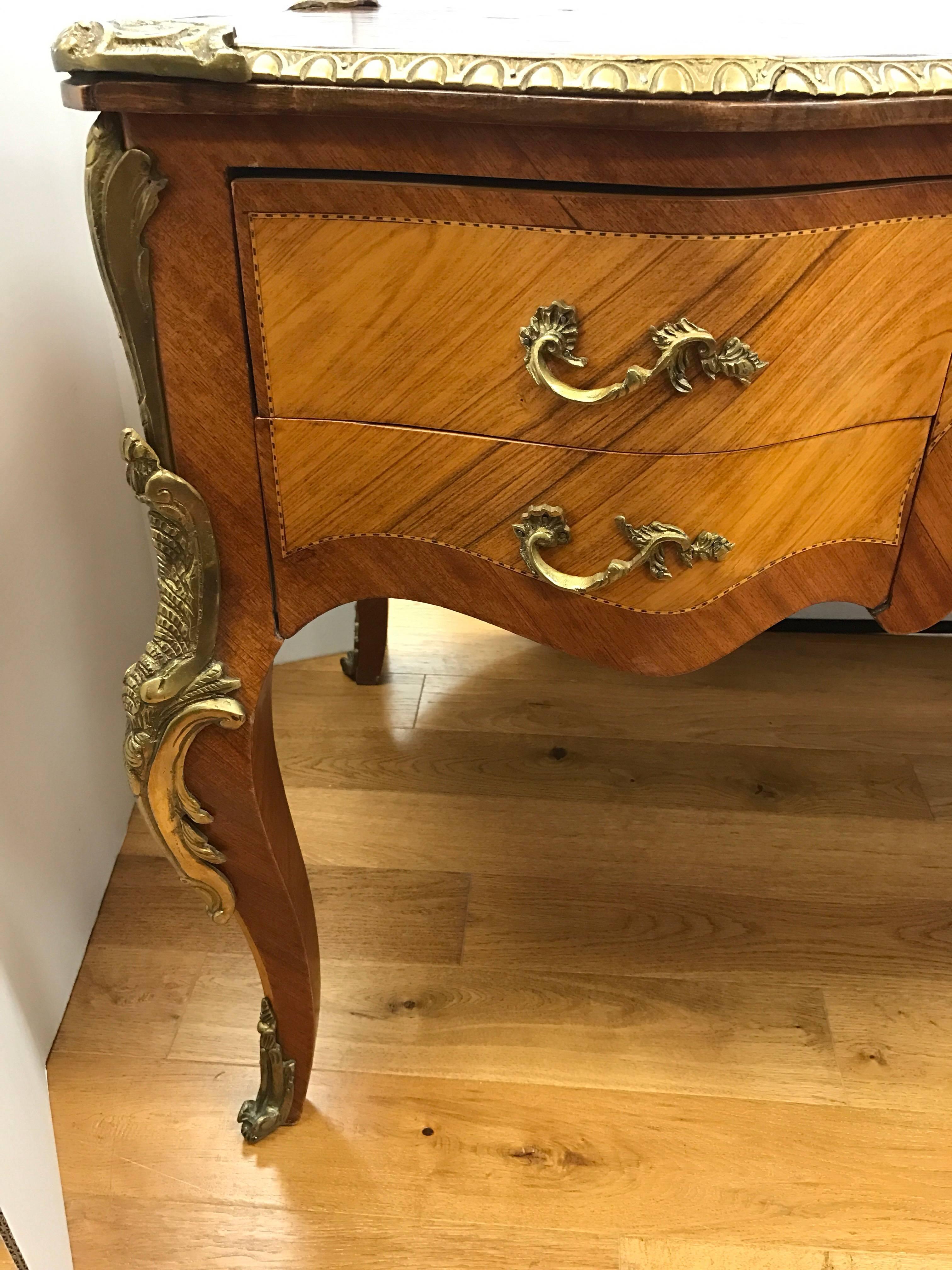 French Louis XV Writing Desk Bureau Plat with Parquetry and Bronze Ormolu Mounts In Good Condition In West Hartford, CT