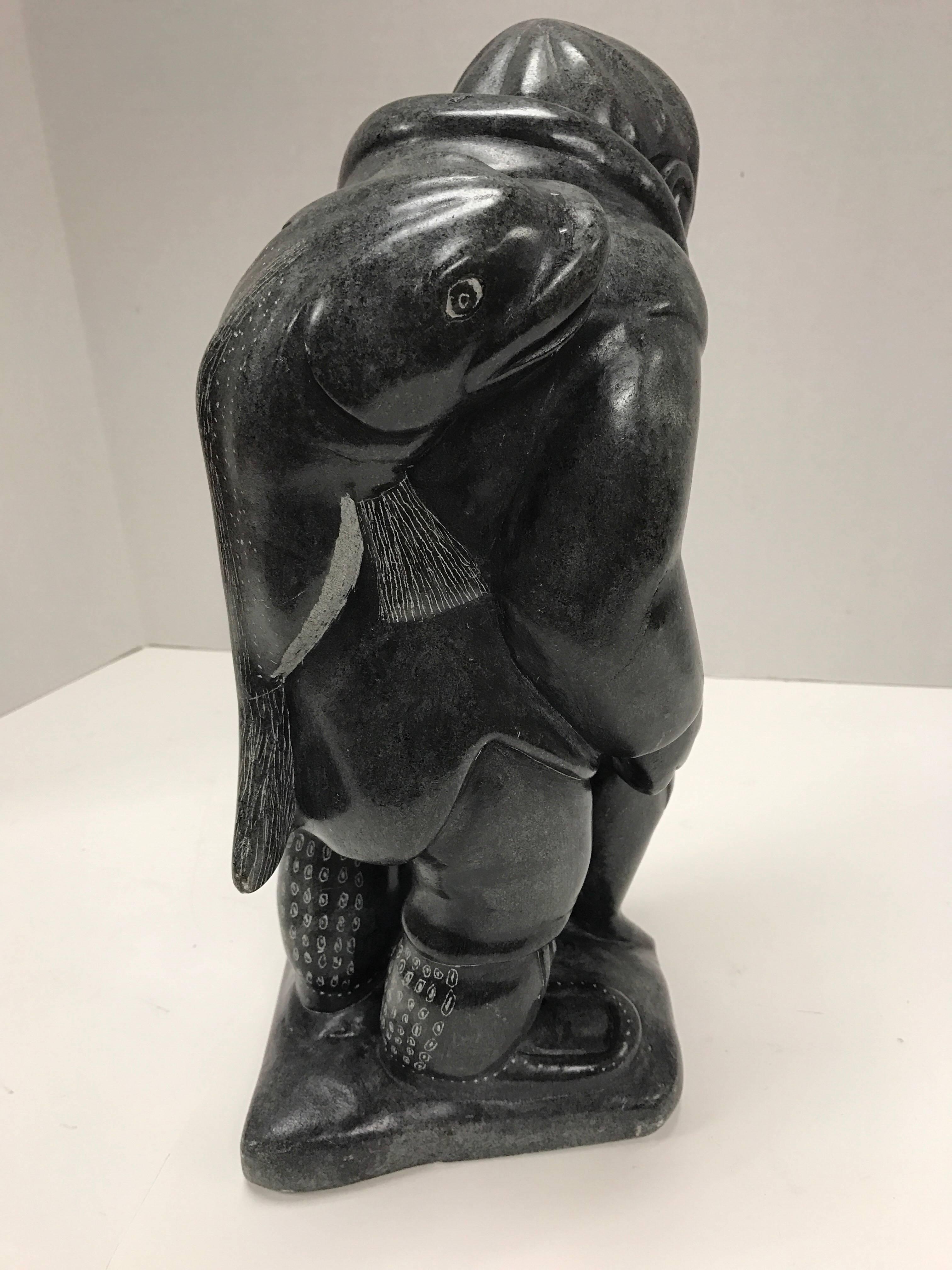 Inuit Soapstone Sculpture Figurine Art Figure In Excellent Condition In West Hartford, CT
