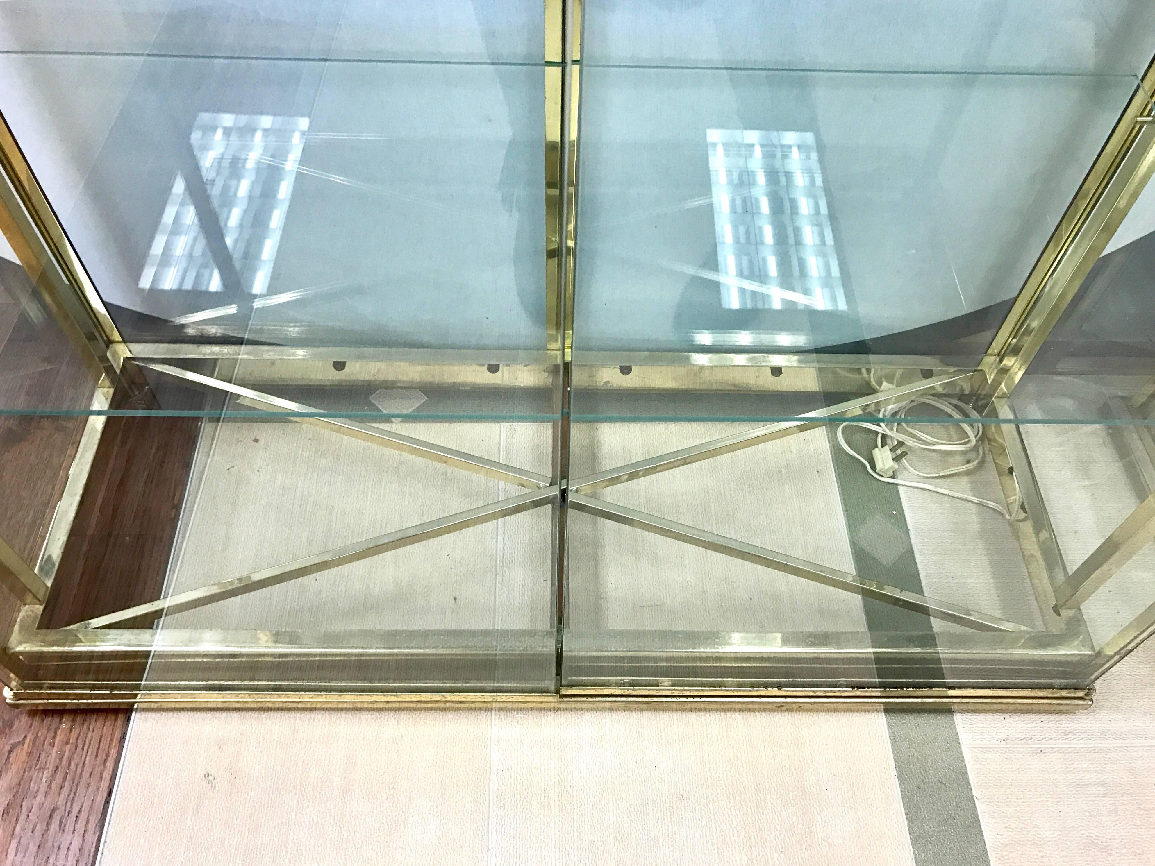 Mastercraft Brass and Glass Curio Cabinets Display Cases Vitrines, Pair In Good Condition In West Hartford, CT
