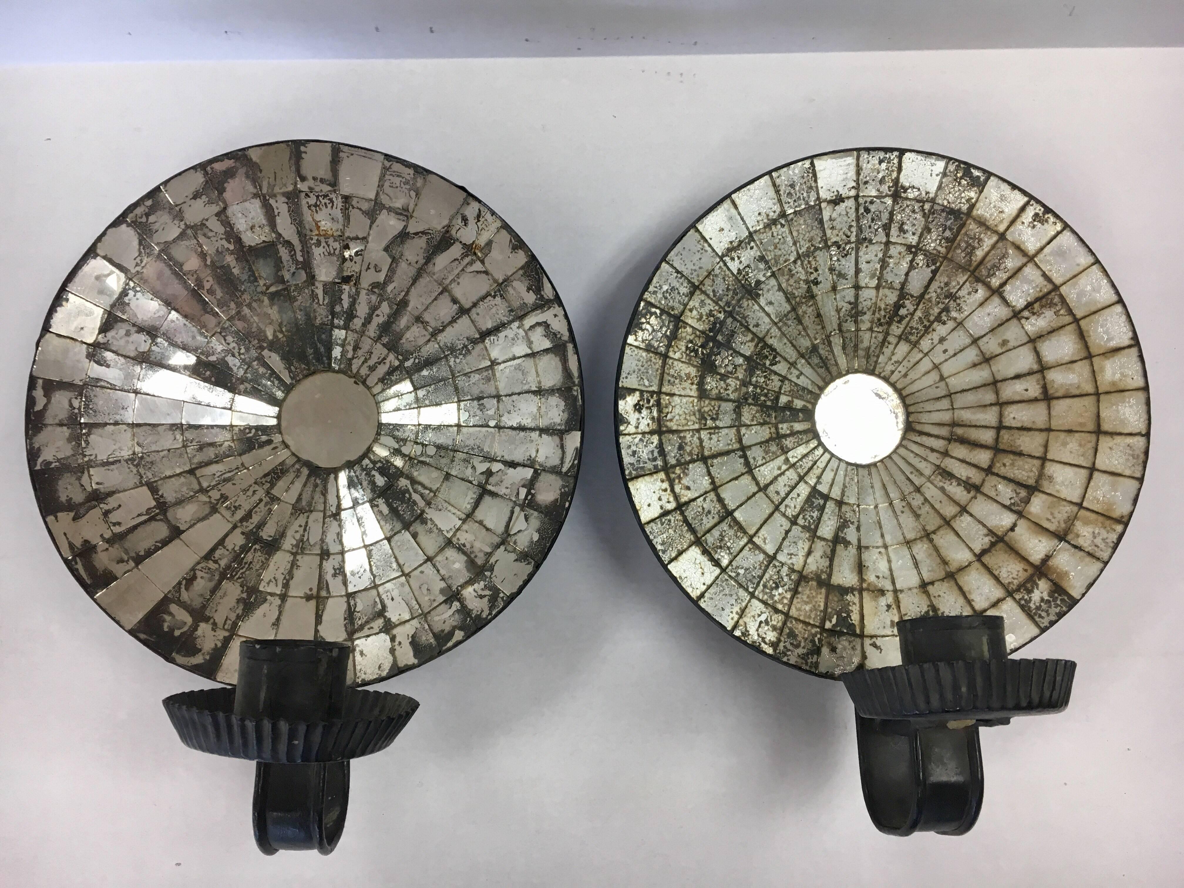 Pair of American Colonial Tole Round Mirrored Sconces Candleholders In Good Condition In West Hartford, CT
