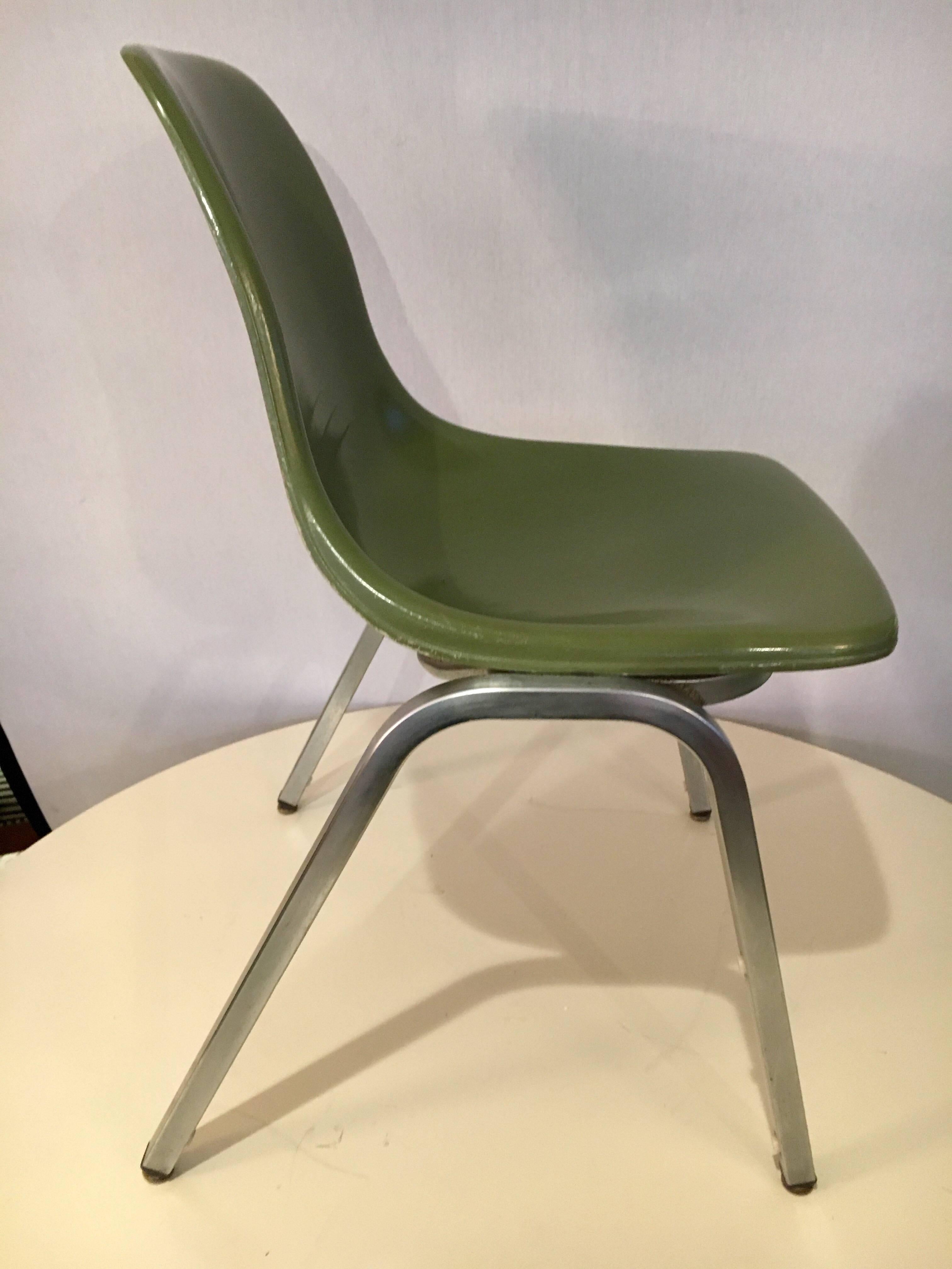 Set of Five Mid-Century Modern Howell Chicago Eames Fiberglass Chairs In Good Condition In West Hartford, CT