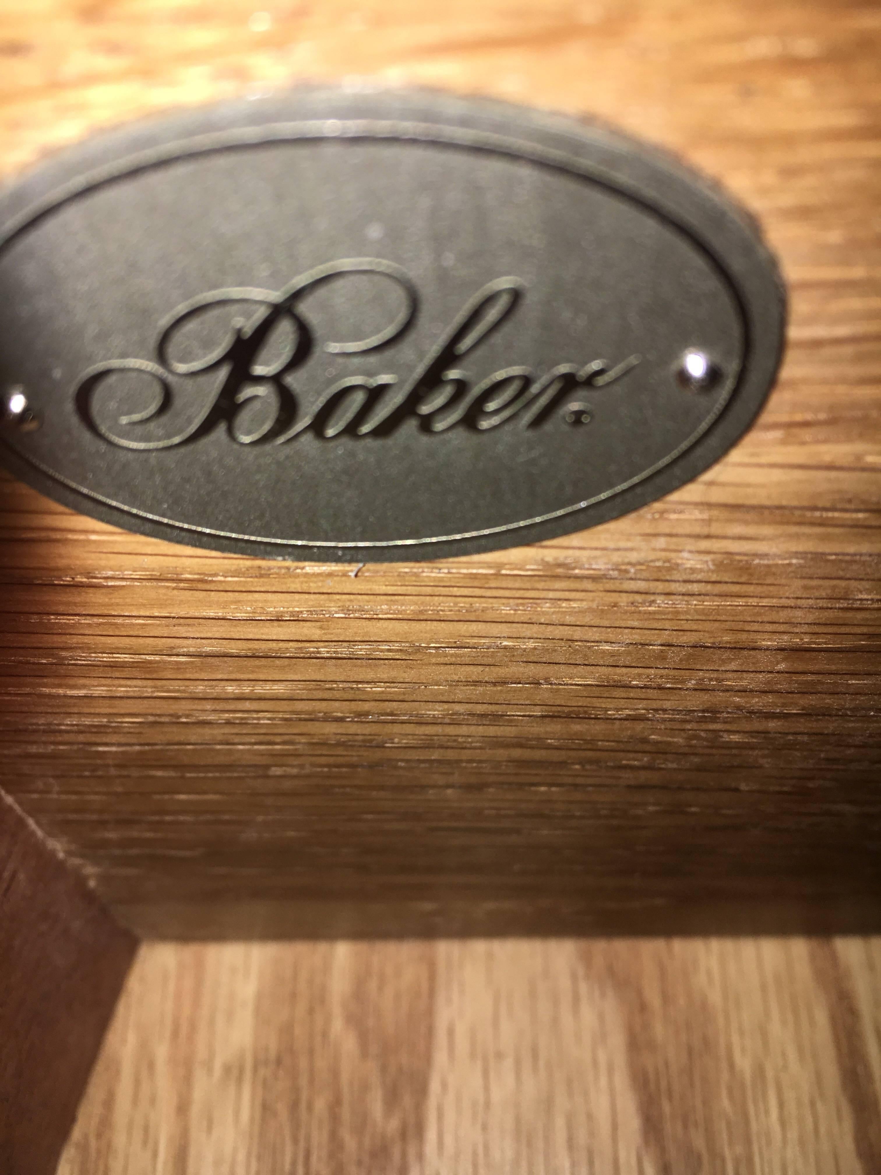 Baker Furniture Thomas Pheasant Round Pedestal Dining Room Table In Excellent Condition In West Hartford, CT