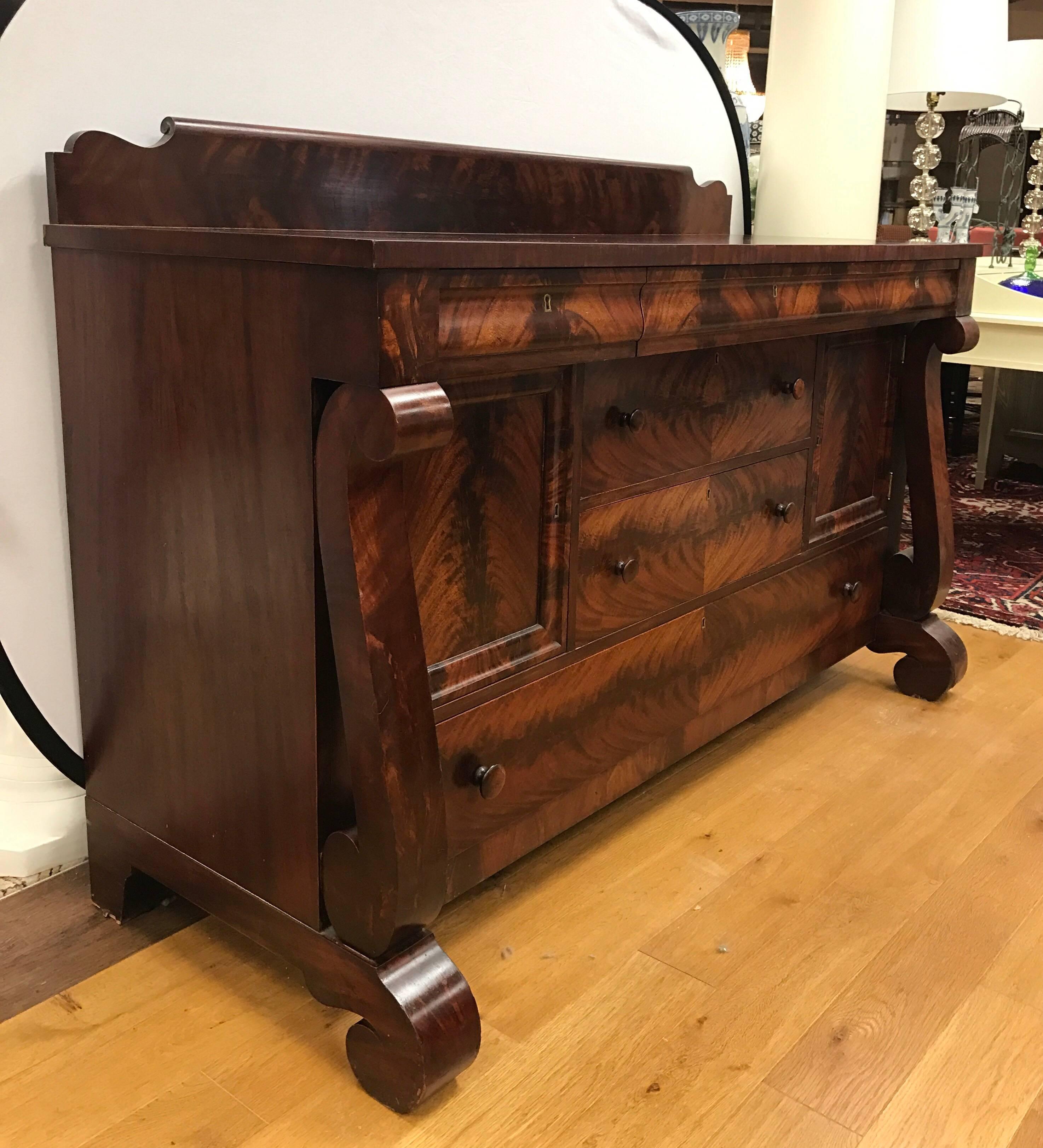 Empire flame mahogany server credenza with exceptional graining on doors and drawers. Manufactured by Royal Furniture Company in Grand Rapids Michigan in the early part of the 20th century.