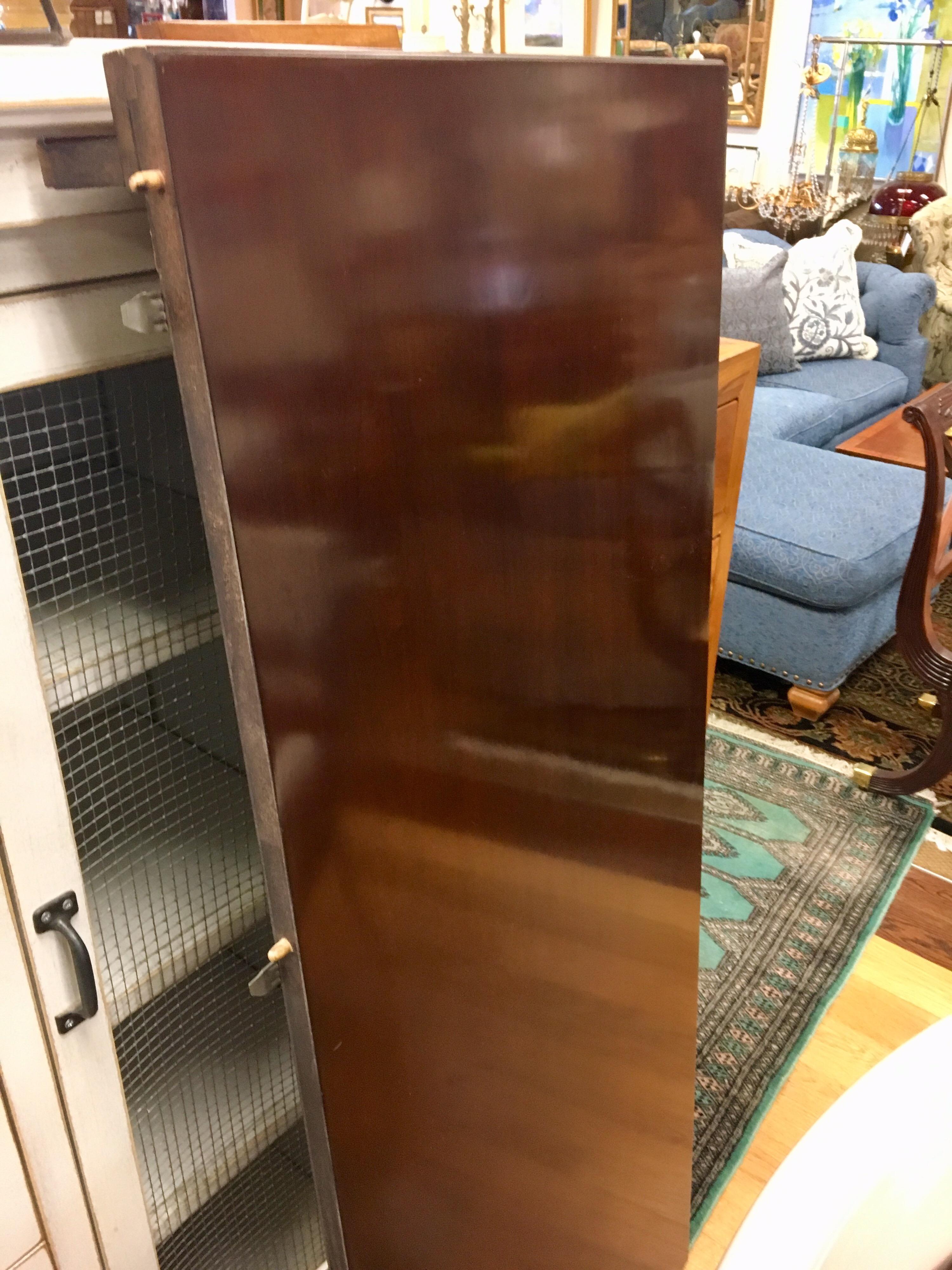 Round Mahogany Dining Room Table with Expandable Leaf In Good Condition In West Hartford, CT