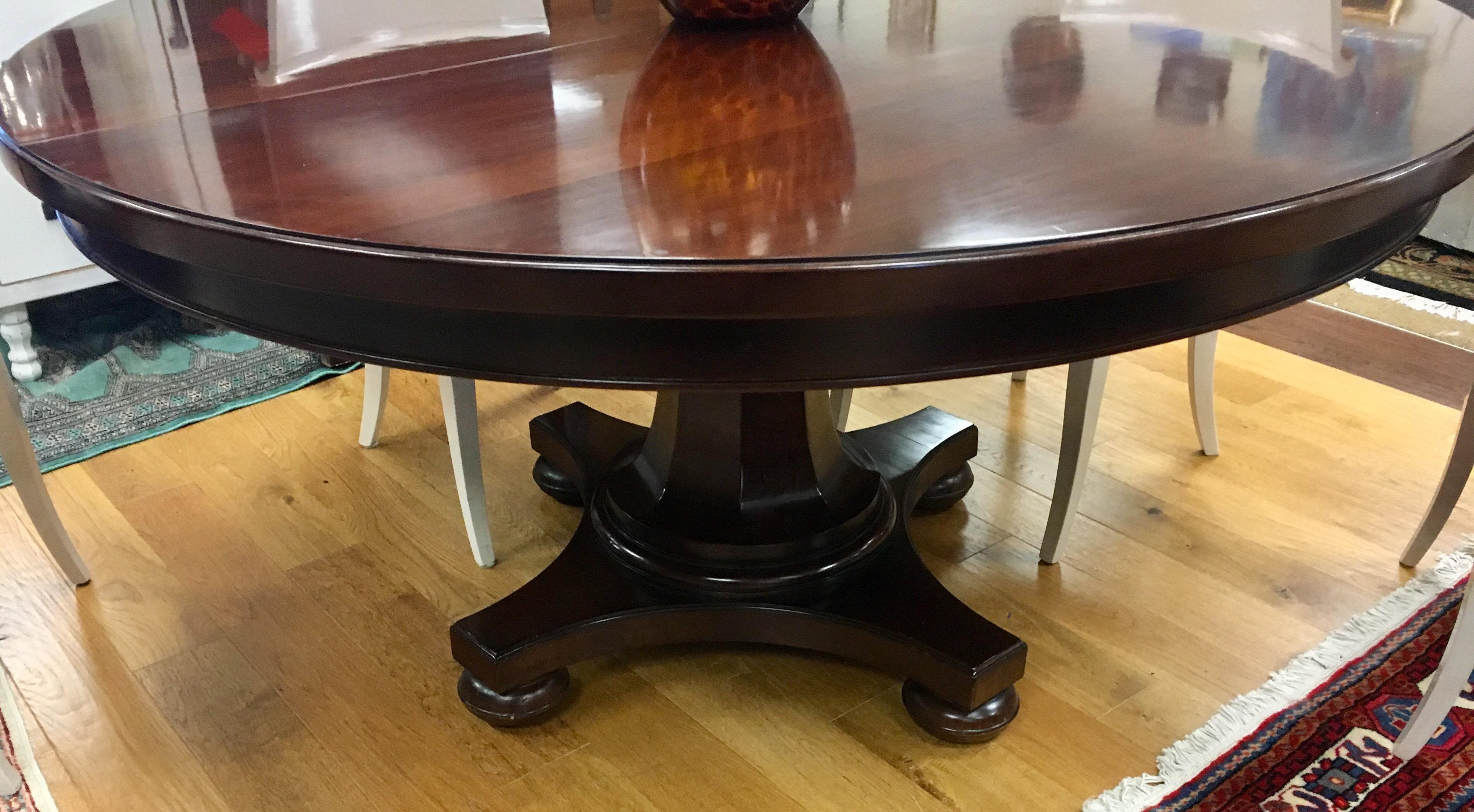 Round Mahogany Dining Room Table with Expandable Leaf 1