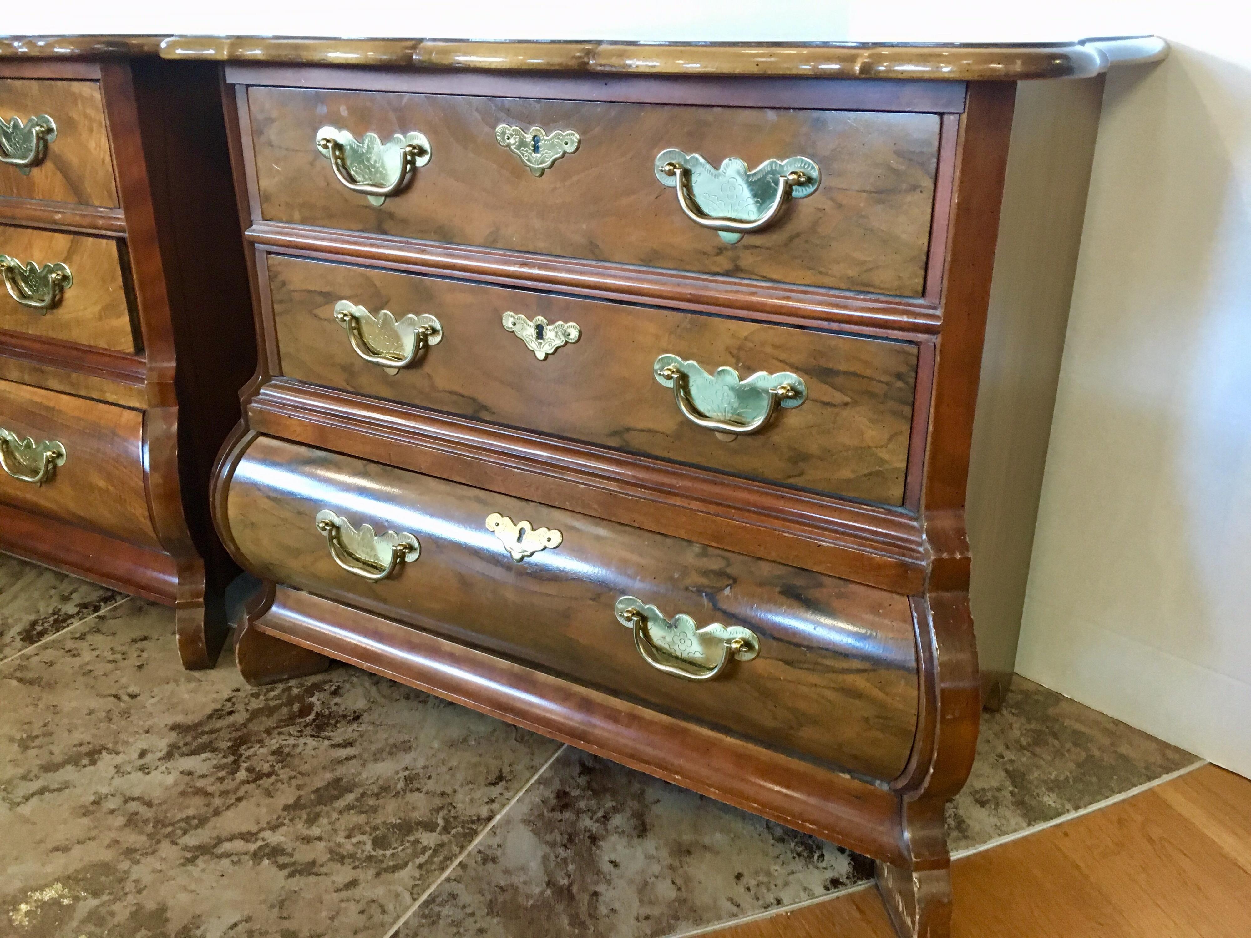 Baker Furniture Pair of Small Mahogany Dressers Nightstands Bombe Chests In Good Condition In West Hartford, CT