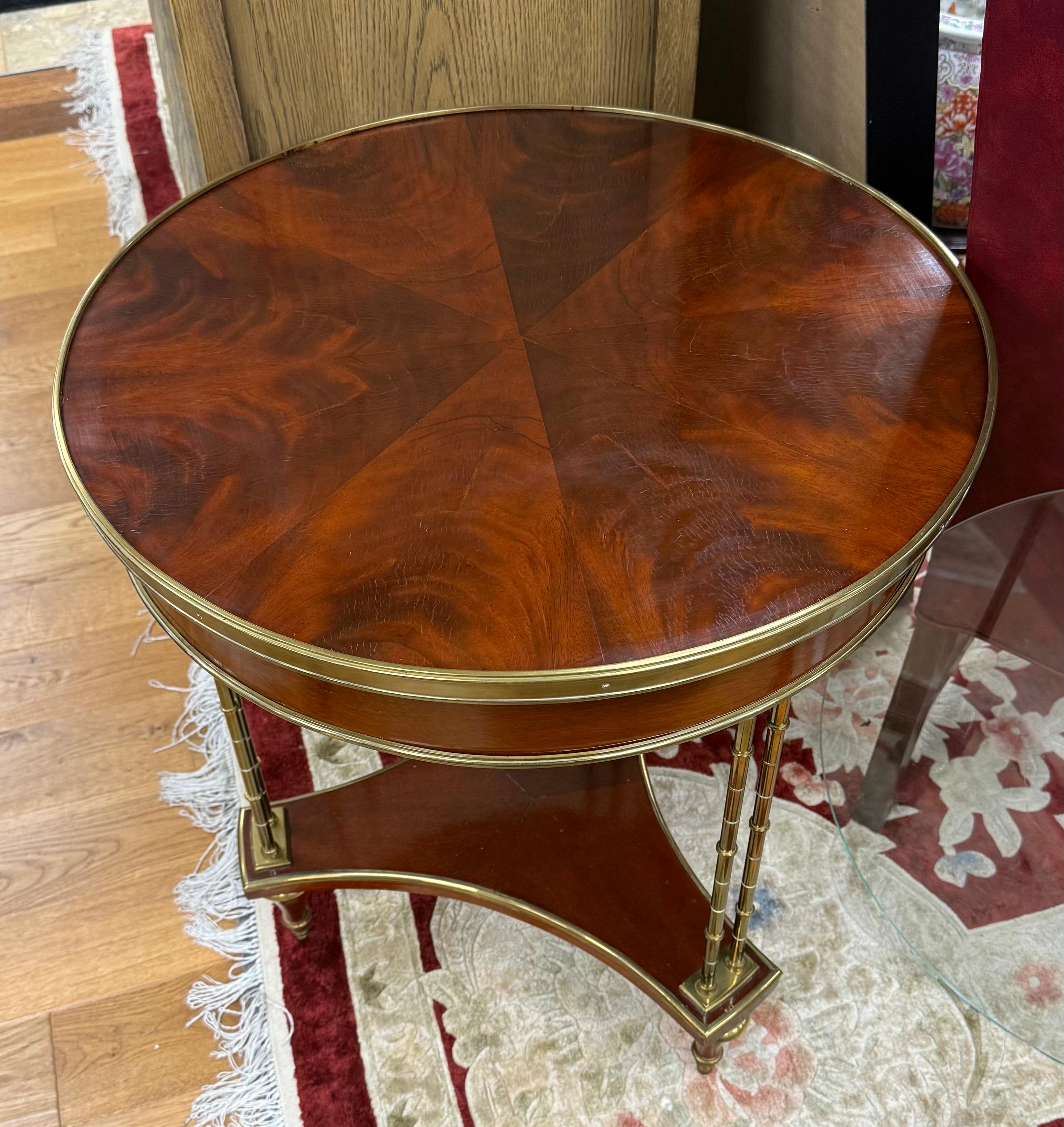 Milieu du XXe siècle Table Bouilliote ronde en acajou avec base en laiton imitation bambou en vente