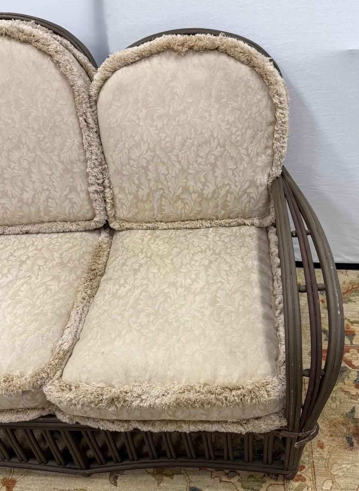 Raro Sofá de mimbre y ratán Heywood Wakefield de principios de la década de 1940 Tela en venta