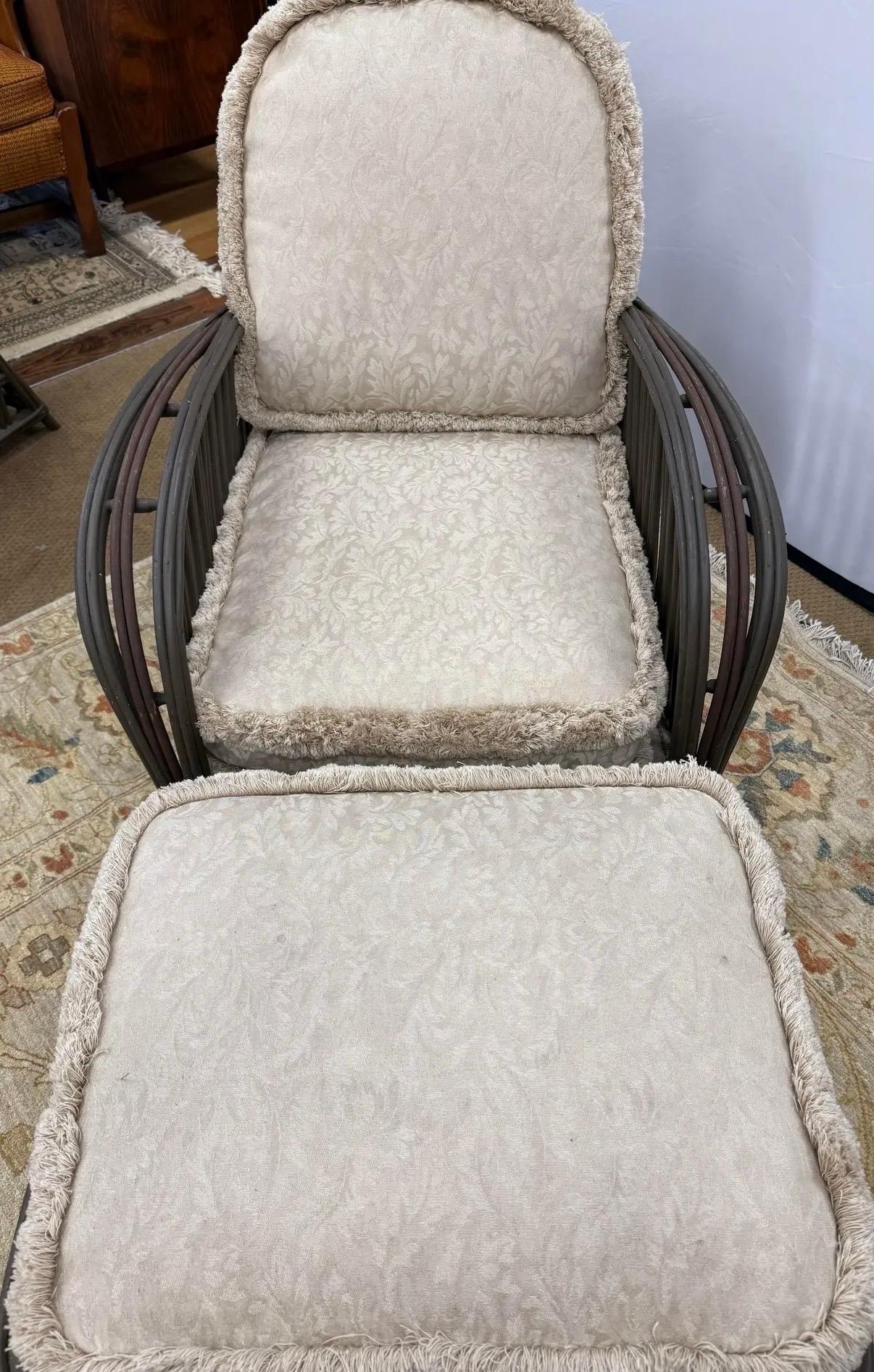 Silla y otomana de mimbre Heywood Wakefield 1940's Principios de siglo medio Estadounidense en venta