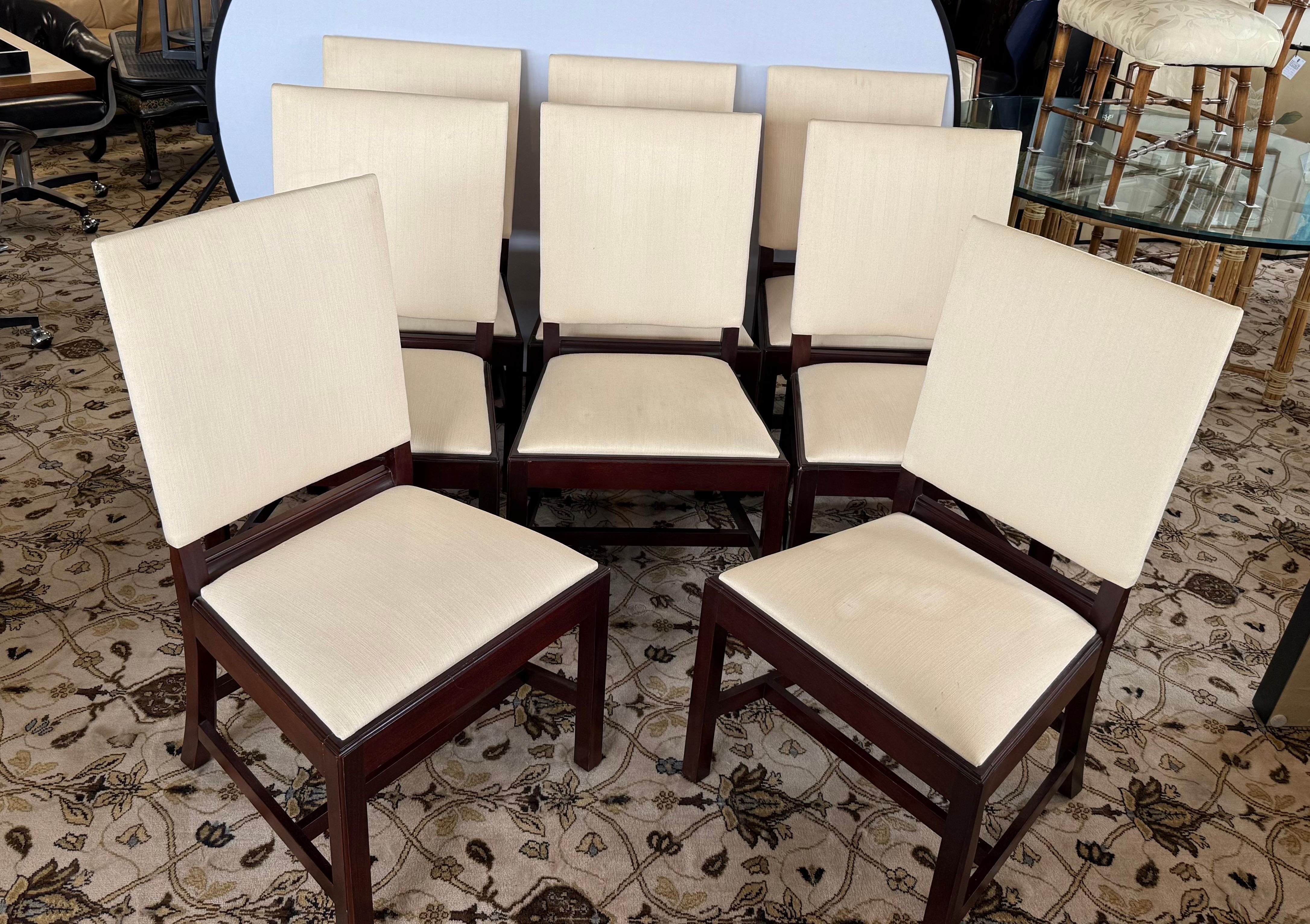 Un grand nom de l'ameublement et un superbe ensemble de chaises de salle à manger assorties - un ensemble de huit !  Un peu d'usure due à l'âge sous forme de taches sur quelques sièges comme le montrent les photos ci-jointes, sinon en très bon état.