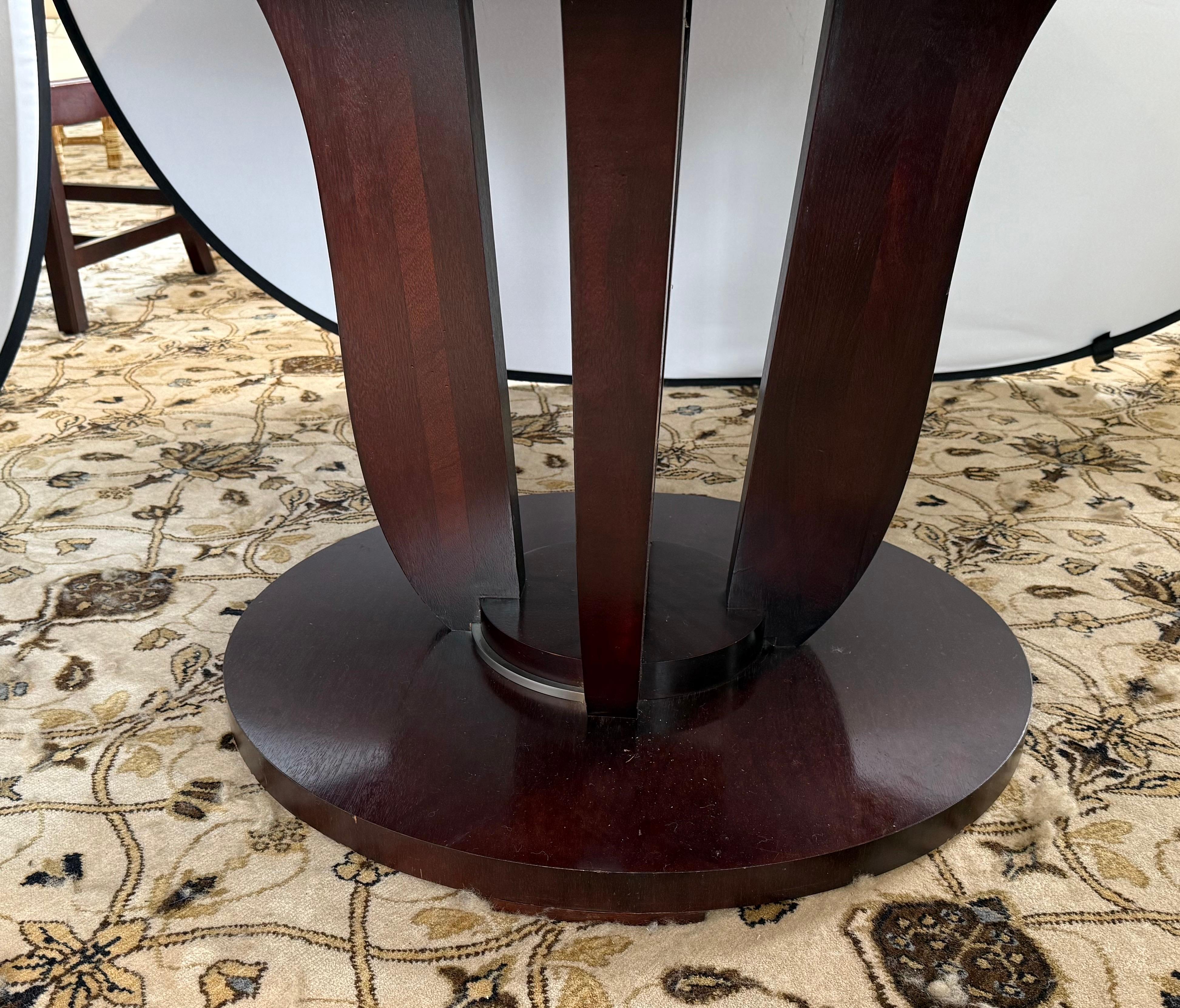 Firmato Barbara Barry per Baker Furniture Tavolo da pranzo rotondo in mogano In condizioni buone in vendita a West Hartford, CT
