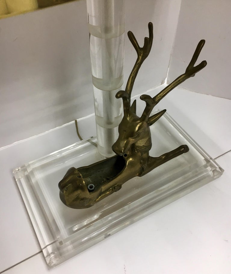 Glamorous midcentury Lucite and brass table lamp with sculpture of reindeer that holds business cards and the like, circa 1970s.