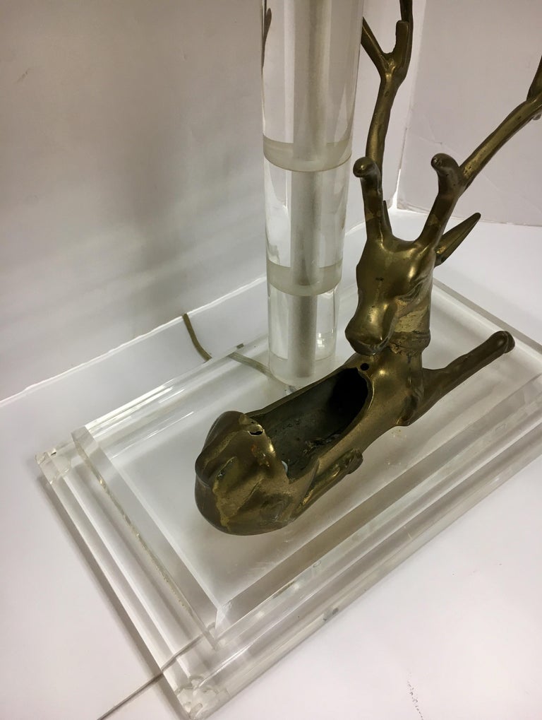 Mid-Century Modern Lucite and Brass Table Lamp with Reindeer Deer Card Holder In Good Condition For Sale In West Hartford, CT
