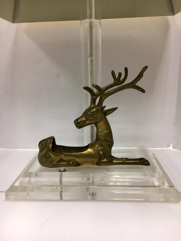 Mid-Century Modern Lucite and Brass Table Lamp with Reindeer Deer Card Holder For Sale 1