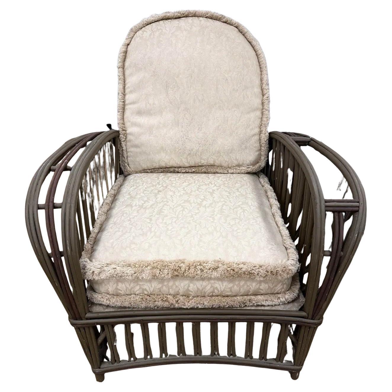 Seltenes Paar Vintage Heywood Wakefield Lounge Chairs, bestehend aus einem festen Sessel und einem Liegestuhl.  Beachten Sie die skulpturalen gebogenen Rattanrahmen mit den geschwungenen architektonischen Armen und den offenen Spindelseiten. 