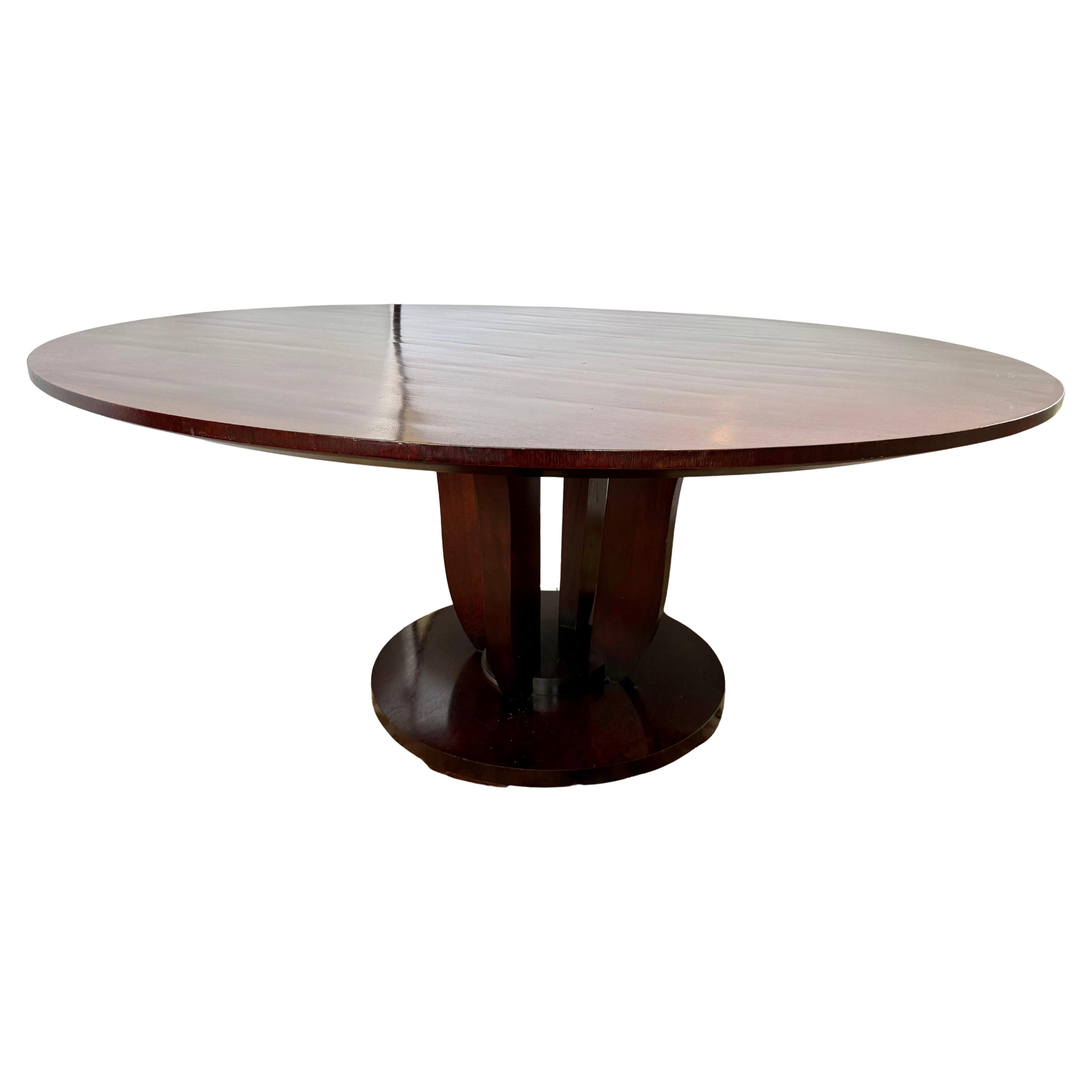 Ambito tavolo da pranzo rotondo in mogano di Baker Furniture da 68 pollici con piedistallo singolo contemporaneo al centro.  Il piano del tavolo si trova proprio sopra il piedistallo.  Disegnato e dotato di marchio di fabbrica Barbara Barry, come