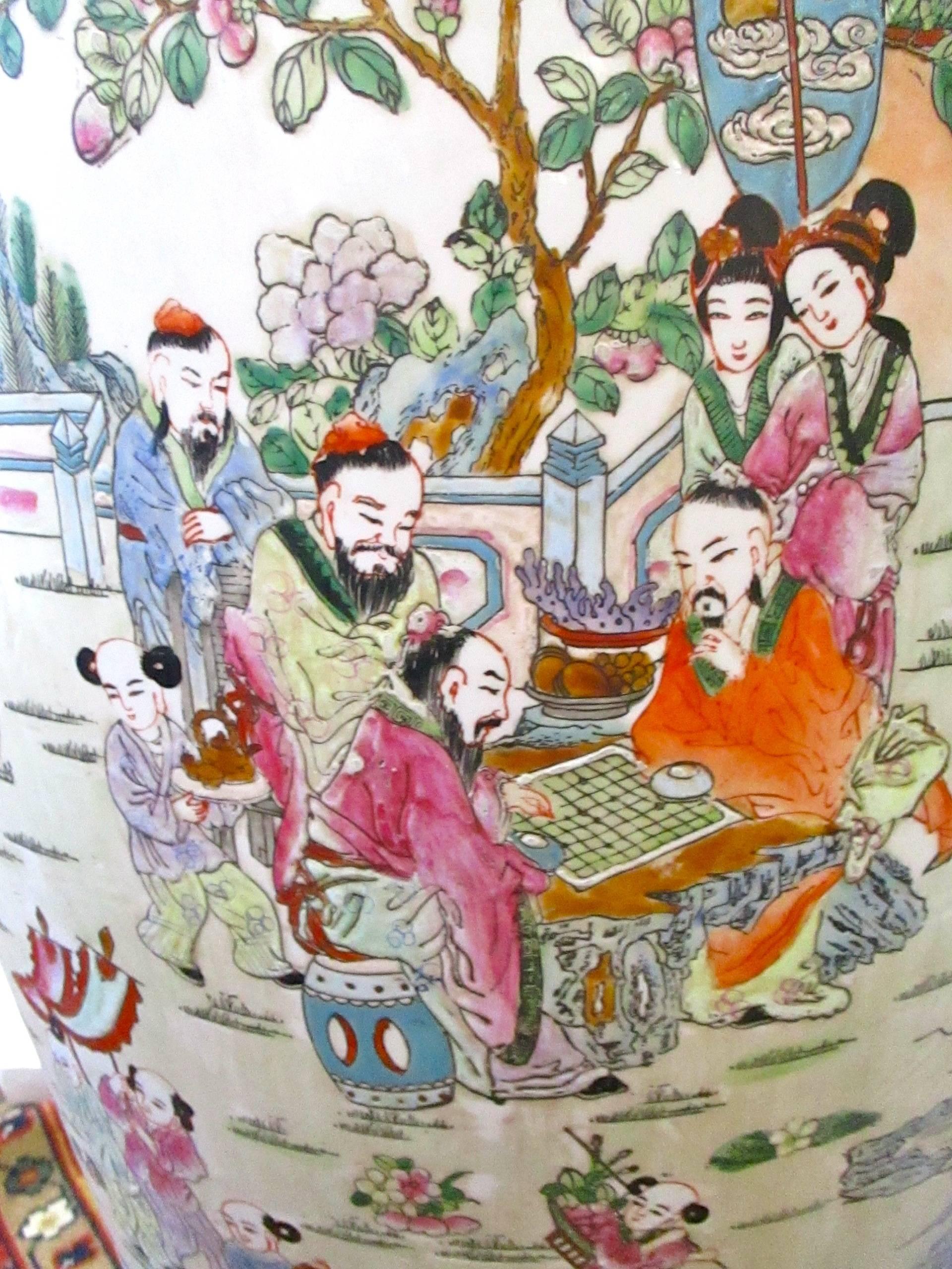 Large Chinese Rose Medallion Vase Urn on Stand In Excellent Condition In West Hartford, CT