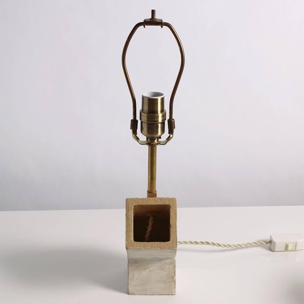 'Conduit' Brutalist White Ceramic and Brass Small Table Lamp im Zustand „Neu“ in Bronx, NY