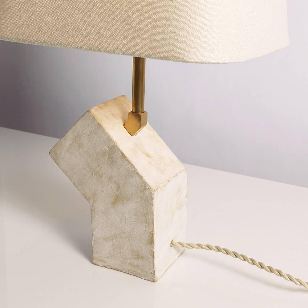 'Conduit' Brutalist White Ceramic and Brass Small Table Lamp (amerikanisch)