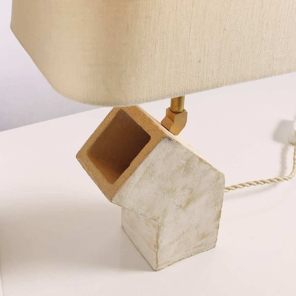 'Conduit' Brutalist White Ceramic and Brass Small Table Lamp (Brutalismus)