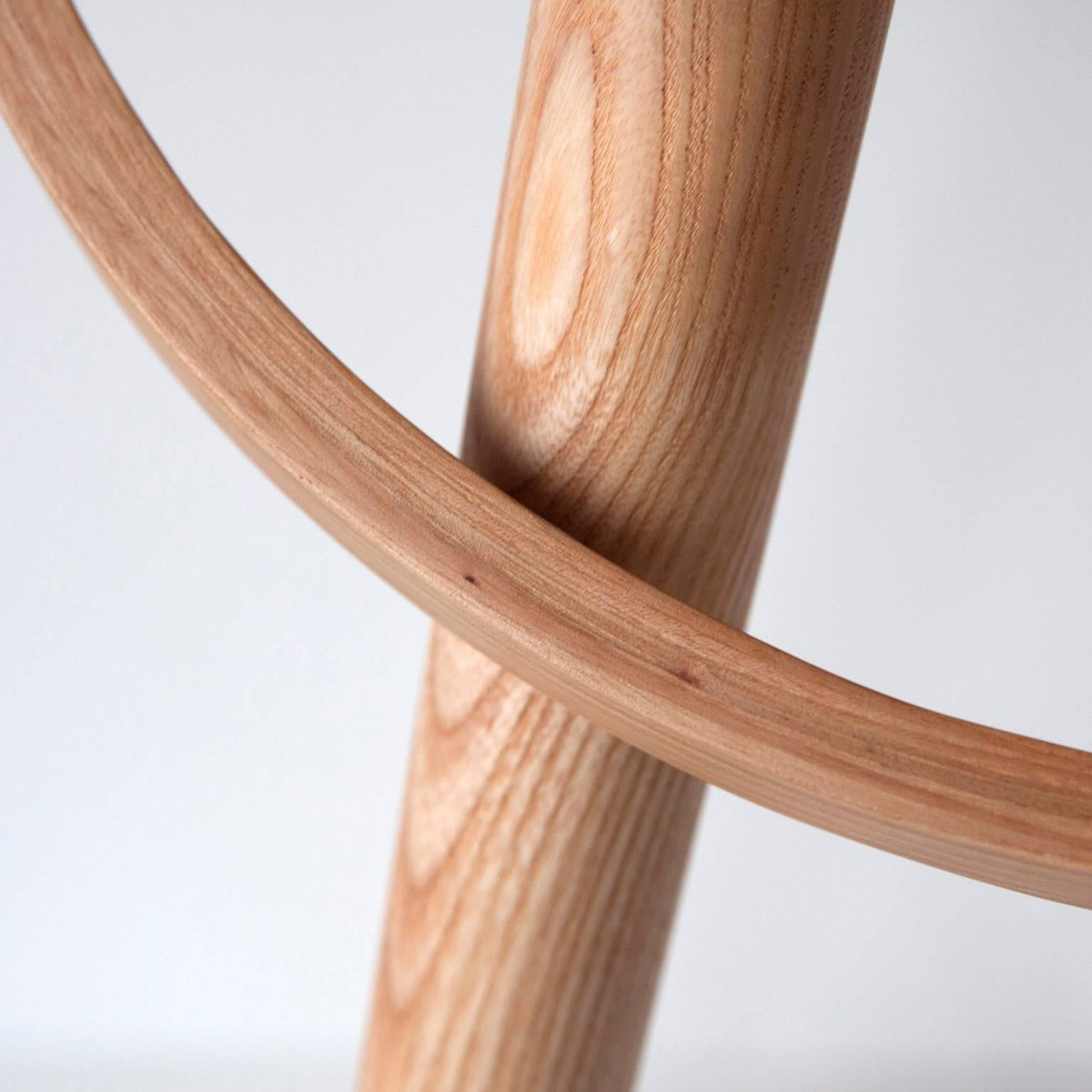 Frêne Tabouret seau simple, table d'appoint à assise avec poignée en bois cintré en frêne massif en vente