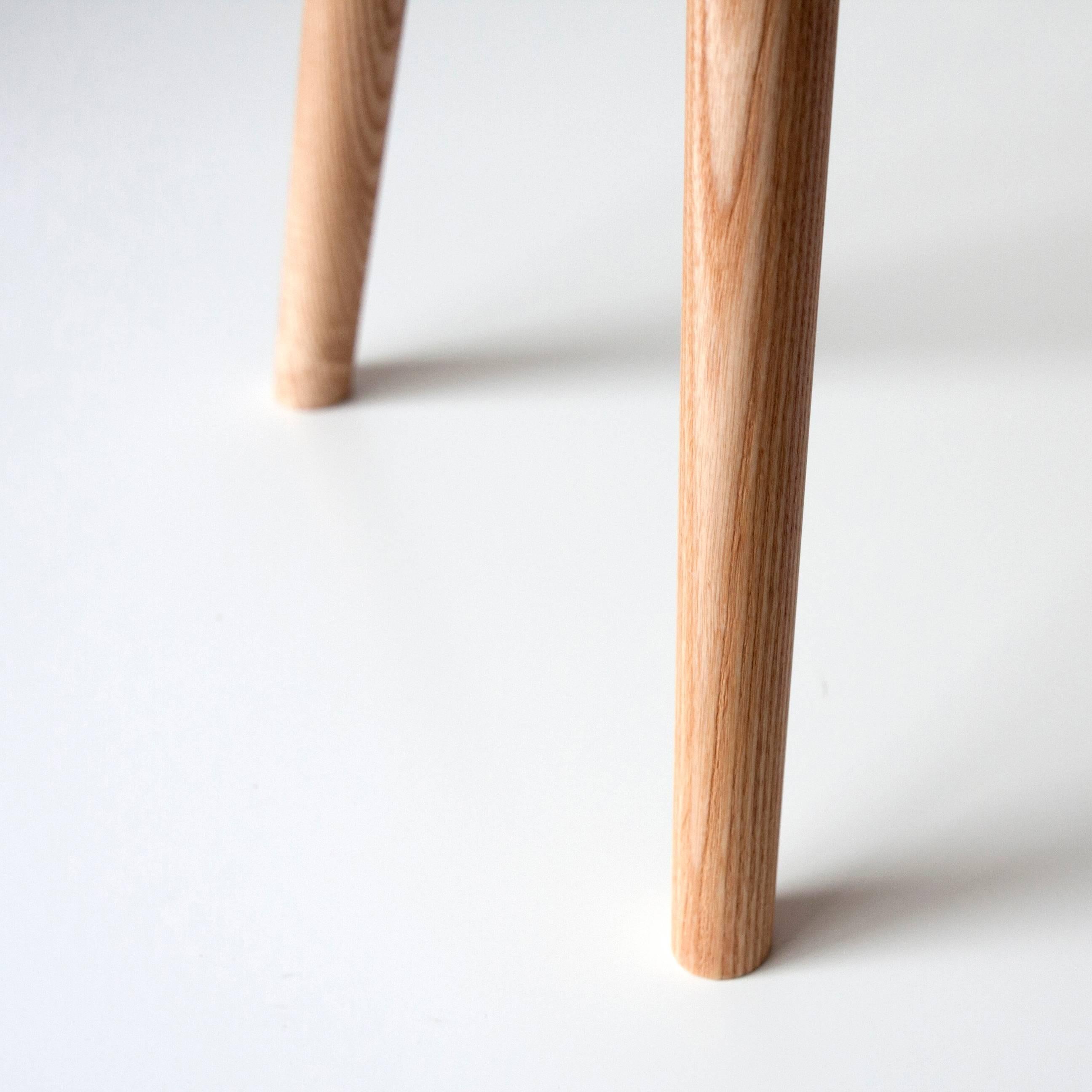 Frêne Banc seau, table d'appoint ou siège long moderne avec poignée en bois courbé en frêne massif en vente