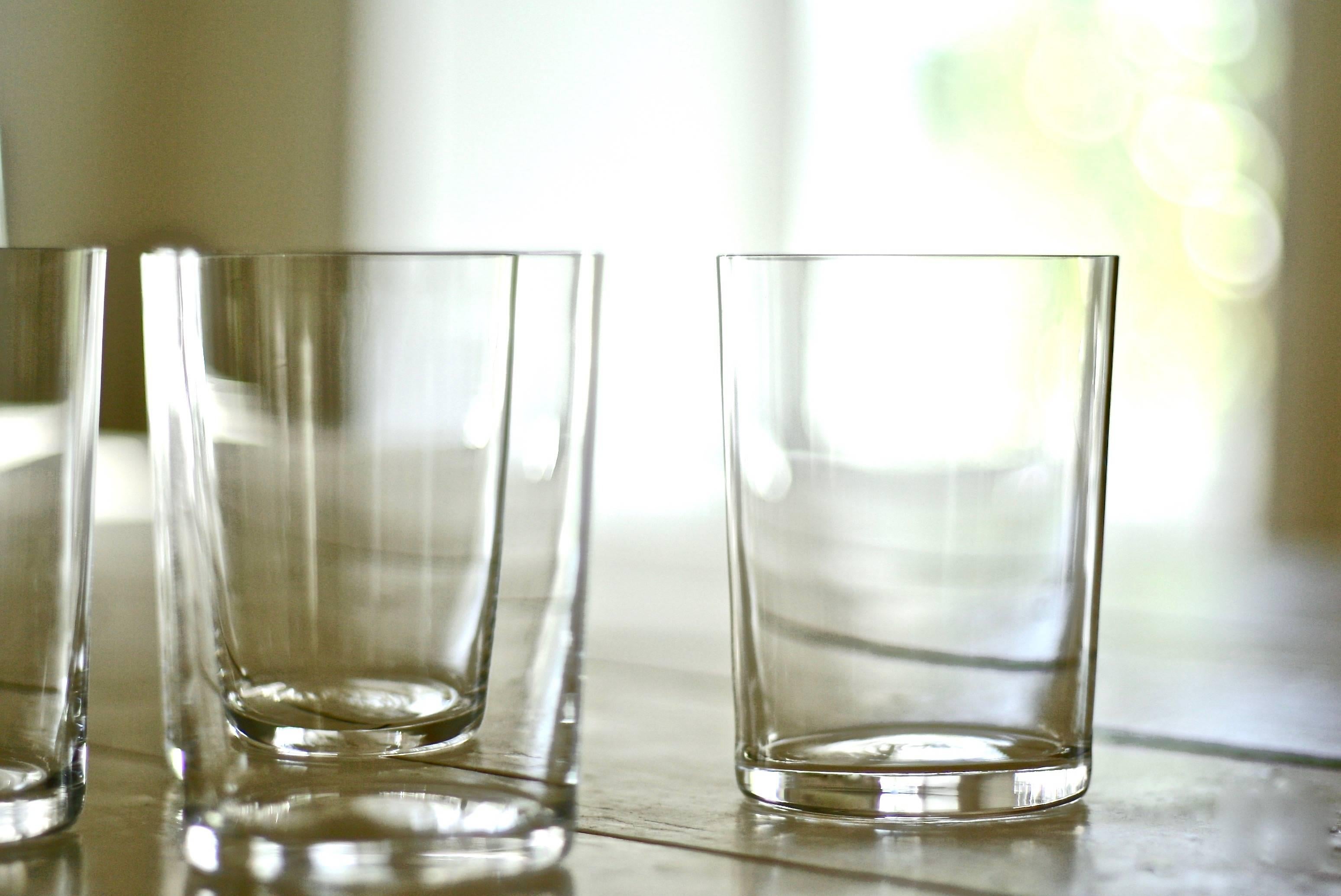 Lancés avec Takashimaya en 1999, ces verres à eau en cristal soufflé à la main sont devenus un classique moderne. Chaque pièce de Deborah Ehrlich est conçue pour l'extraordinaire force et clarté du cristal suédois. La simplicité du design, la